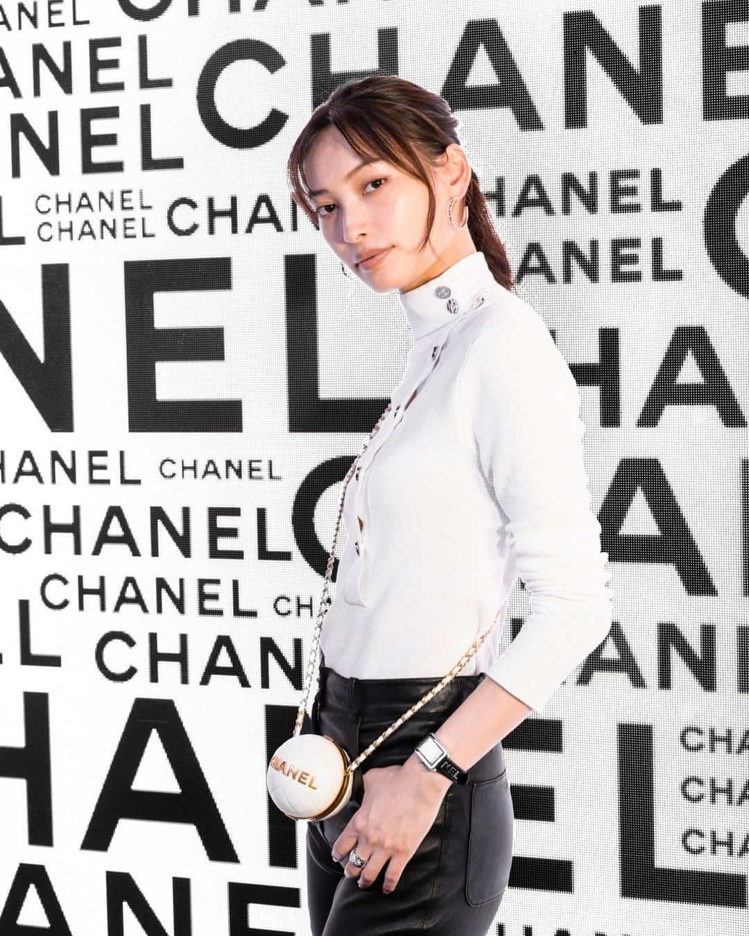 大政絢さんのインスタグラム写真 - (大政絢Instagram)「CHANEL WANTED CAPSULE COLLECTION ⌚⌚️⌚️  CHANELのロゴが大胆にデザインされた限定ウォッチを⌚️✨  私が着用しているのは、端正だけどエレガントなボーイフレンド、 今回のコレクションでは中にピクセル模様があしらわれていて遊び心があるのでファッションのアクセントとして着用してみました！  @chanelofficial #chanel #chanelwanted #chanelwatches」6月24日 14時19分 - aya_omasa_official