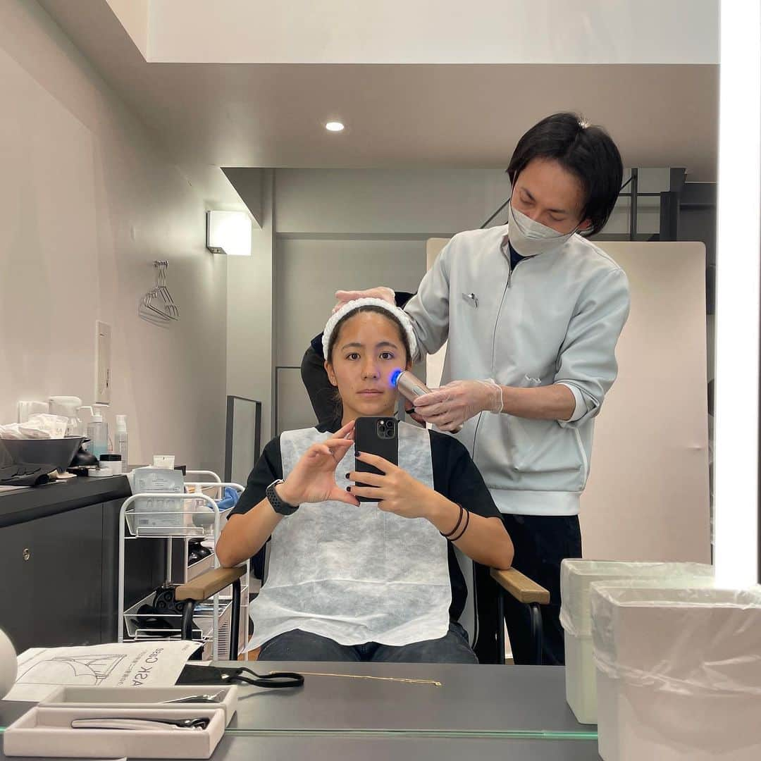 岩渕真奈さんのインスタグラム写真 - (岩渕真奈Instagram)「👩🏻🤍✨ ⁡ ご縁がありYAMANさんのfaceliftgymで沢山の美容機器を使って施術していただきました🤍 ⁡ すっぴんどアップで申し訳ないんですが 顔のピクピクはぜひムービーでご覧ください📹👀笑 ⁡ 顔がシャープになって肌もうるおい とっても気持ちよかったです😚✌️💧 ⁡ ありがとうございました🙇‍♀️ ⁡ #ヤーマン #faceliftgym #フェイスリフトジム #顔専門トレーニング」6月24日 14時51分 - iwabuchi.m_jp