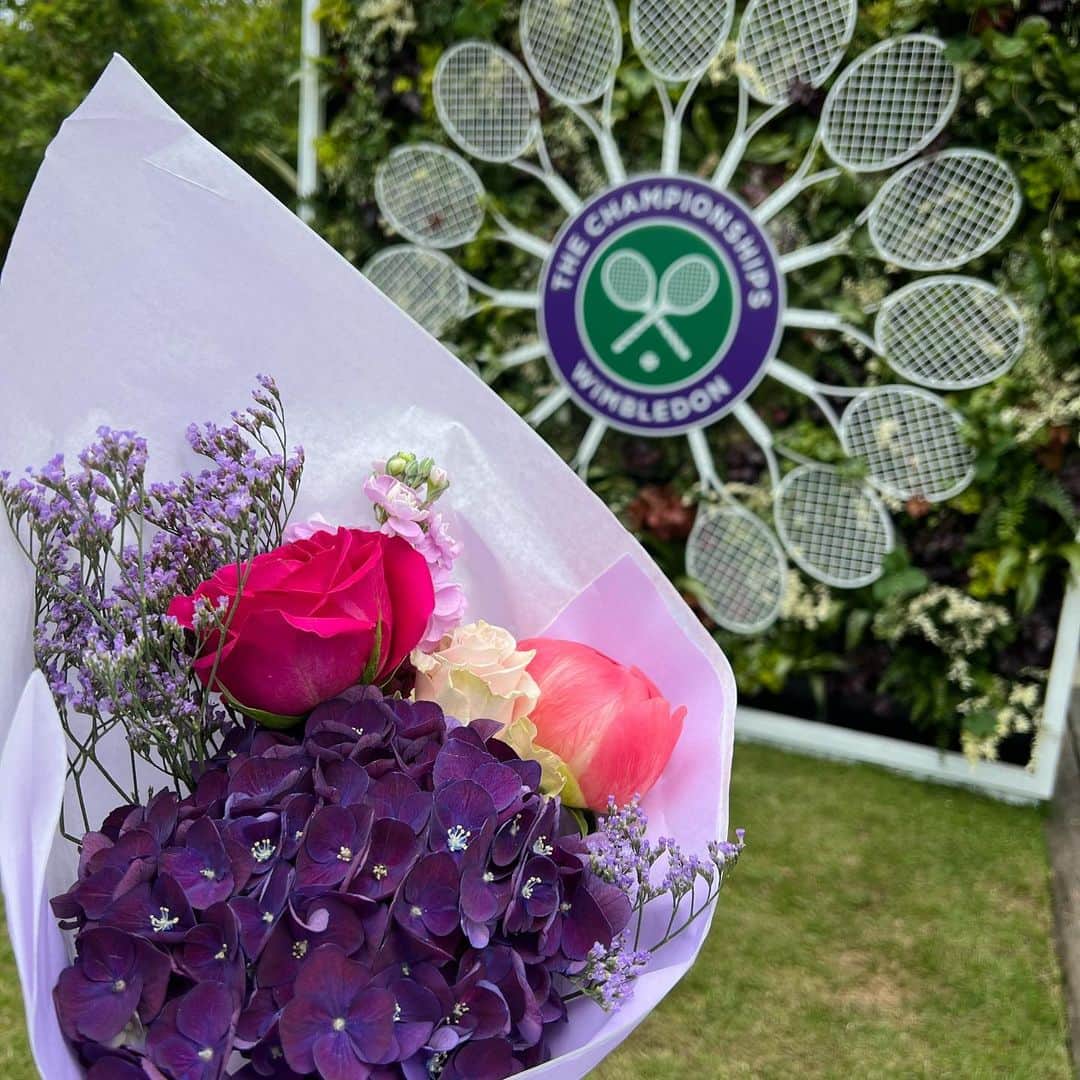 加藤未唯さんのインスタグラム写真 - (加藤未唯Instagram)「Thank you for the gift @wimbledon 💜💚💜 お花って貰うと嬉しいね💐.°♡ #Wimbledon #sw19 #ウィンブルドン #テニス #2022」6月24日 16時10分 - miyukato1121
