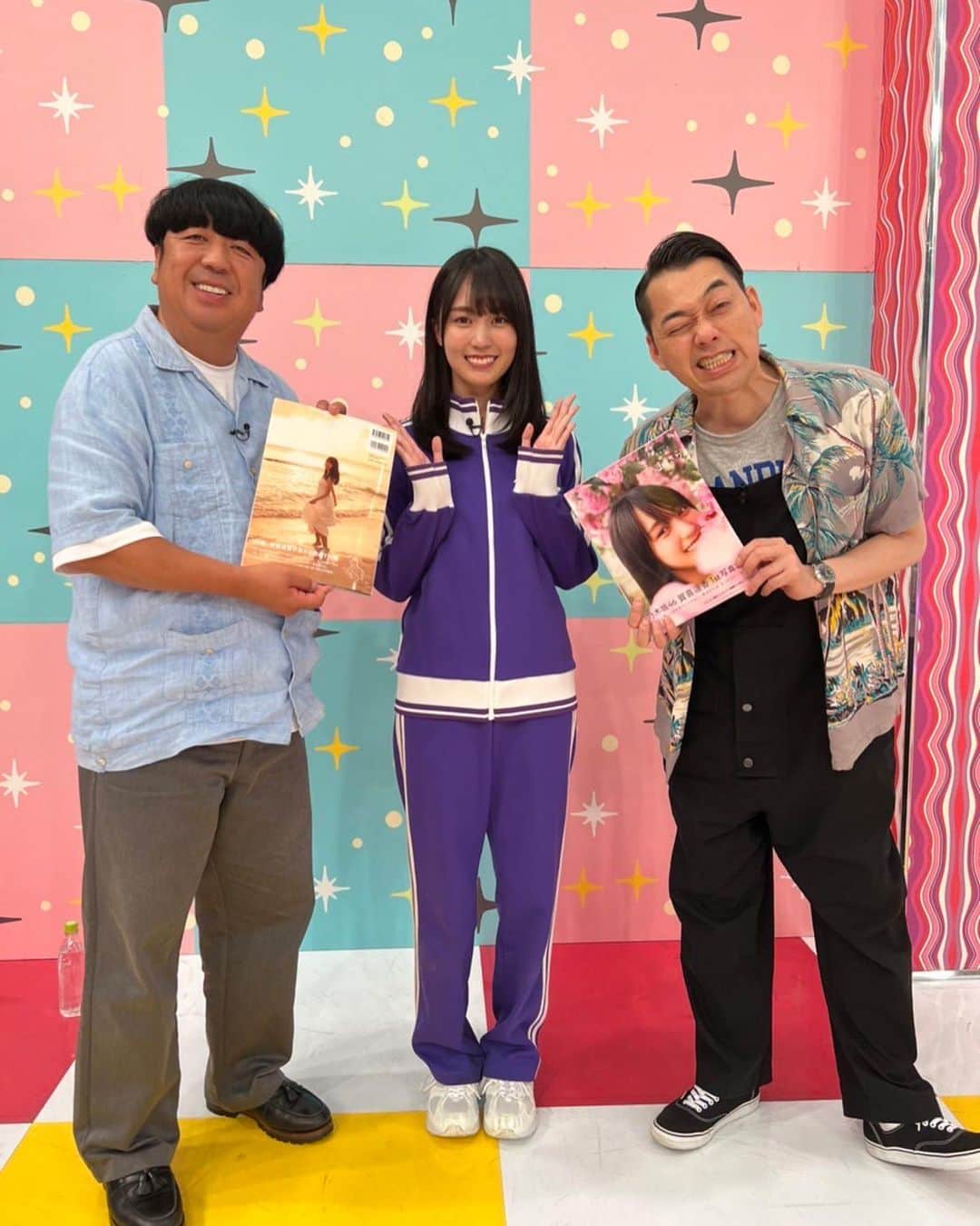 賀喜遥香さんのインスタグラム写真 - (賀喜遥香Instagram)「かっきーから素敵な写真が バナナマンさんと、、   #賀喜遥香1st写真集まっさら   #賀喜遥香  #バナナマン」6月24日 16時46分 - kaki_haruka_1st