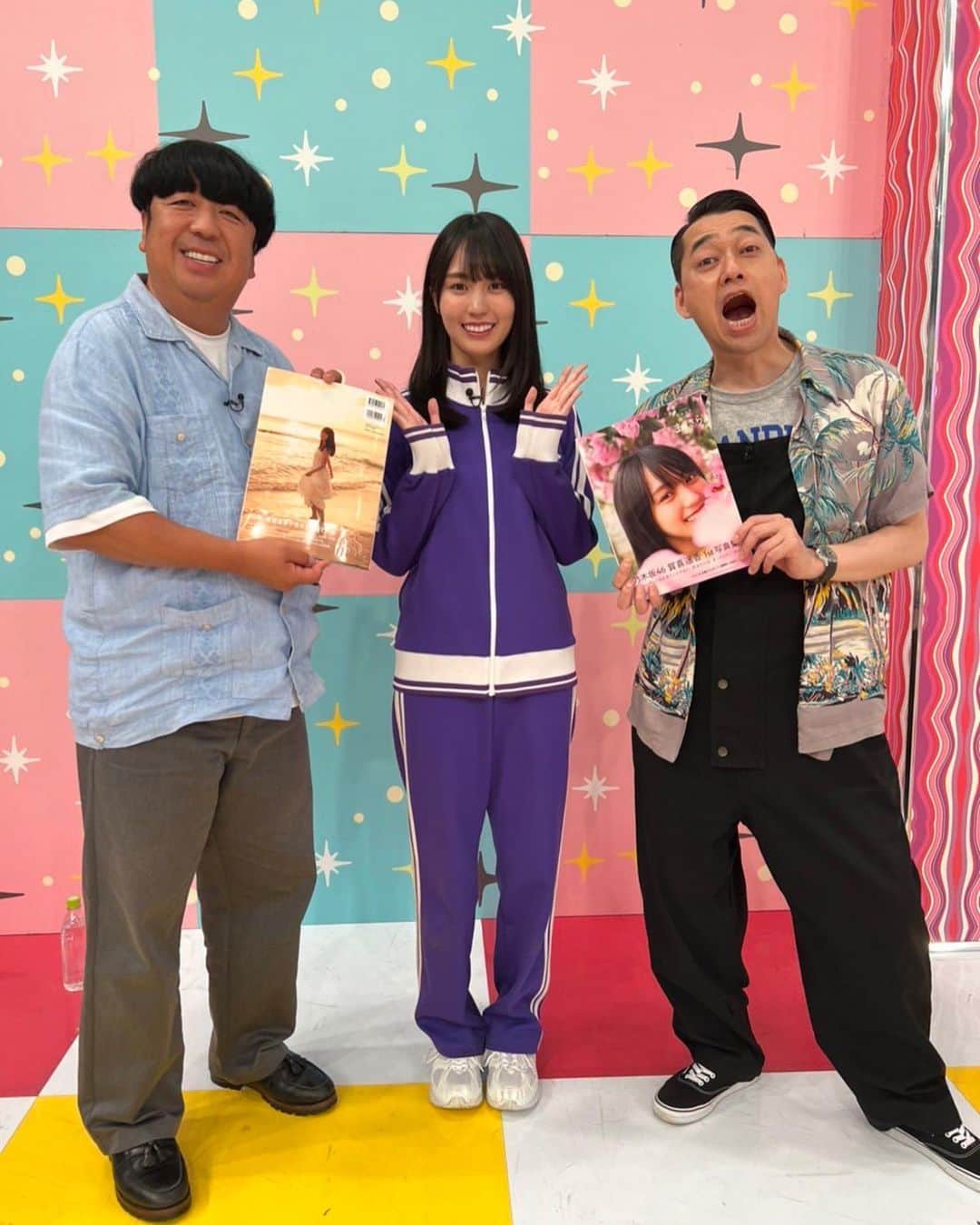 賀喜遥香さんのインスタグラム写真 - (賀喜遥香Instagram)「かっきーから素敵な写真が バナナマンさんと、、   #賀喜遥香1st写真集まっさら   #賀喜遥香  #バナナマン」6月24日 16時46分 - kaki_haruka_1st