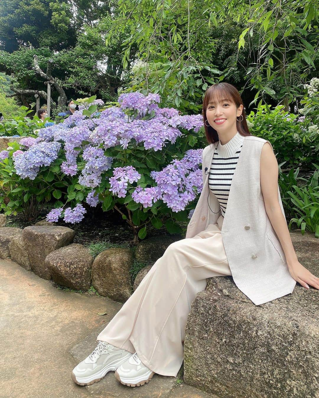 鷲見玲奈さんのインスタグラム写真 - (鷲見玲奈Instagram)「. 明日はズムサタ！ 15台のカメラと鷲見玲奈は、木梨憲武さんがゲスト☺️  華やかすぎるノリさんの交友関係について聞いてきました🌸  そして、わくわくロケでは、なえなのちゃんと初ロケ✨  鎌倉に行ってきましたよ😍  行ったことある人も行ったことない人も必見です！！！  アジサイがちょうど見頃で美しかったー🌸  ぜひご覧下さい！  #ズムサタ #ズームインサタデー」6月24日 17時42分 - sumi__reina