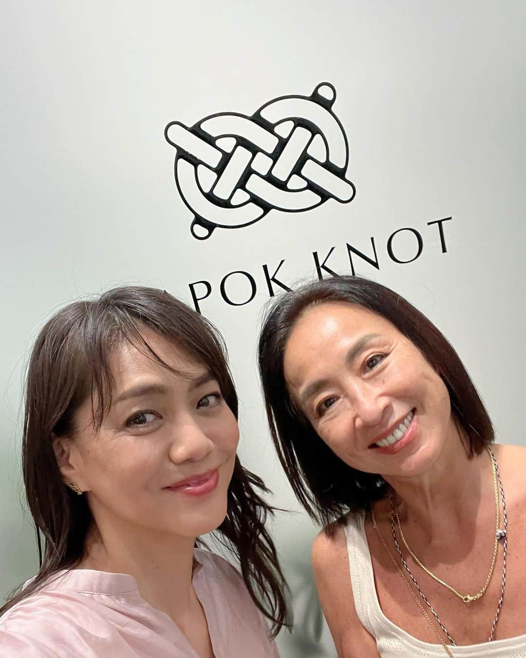 前田典子さんのインスタグラム写真 - (前田典子Instagram)「@kapok_knot_jp  #カポックノット  #木の実になるダウン 軽くて空気を含むカポック繊維シートを内蔵したコートは ダウンのように暖かい👍  私はこのチェック柄コートをオーダーしてきました😊  展示会場で @aoi_yoshikura  #吉倉あおい ちゃんと遭遇‼️ 2013年に放送された連ドラ#ぴんとこな で親子役で共演して以来😆わぁ〜‼️久しぶりに娘に会えて嬉しかった💕　娘の活躍を応援してます😌  モコモコエコファーの 裏地にカポック繊維シート これは最強に暖かいね👍  ブラウンのコートも素敵だった🤎👍  そして スタイリストの @tsugumiw さんにも 会えたー❣️ #ヘルシーセクシー🔥😍  ラストの写真 これがカポックの実🤎 ふわふわを紡いで繊維シートを作ります」6月24日 17時42分 - maenorichang