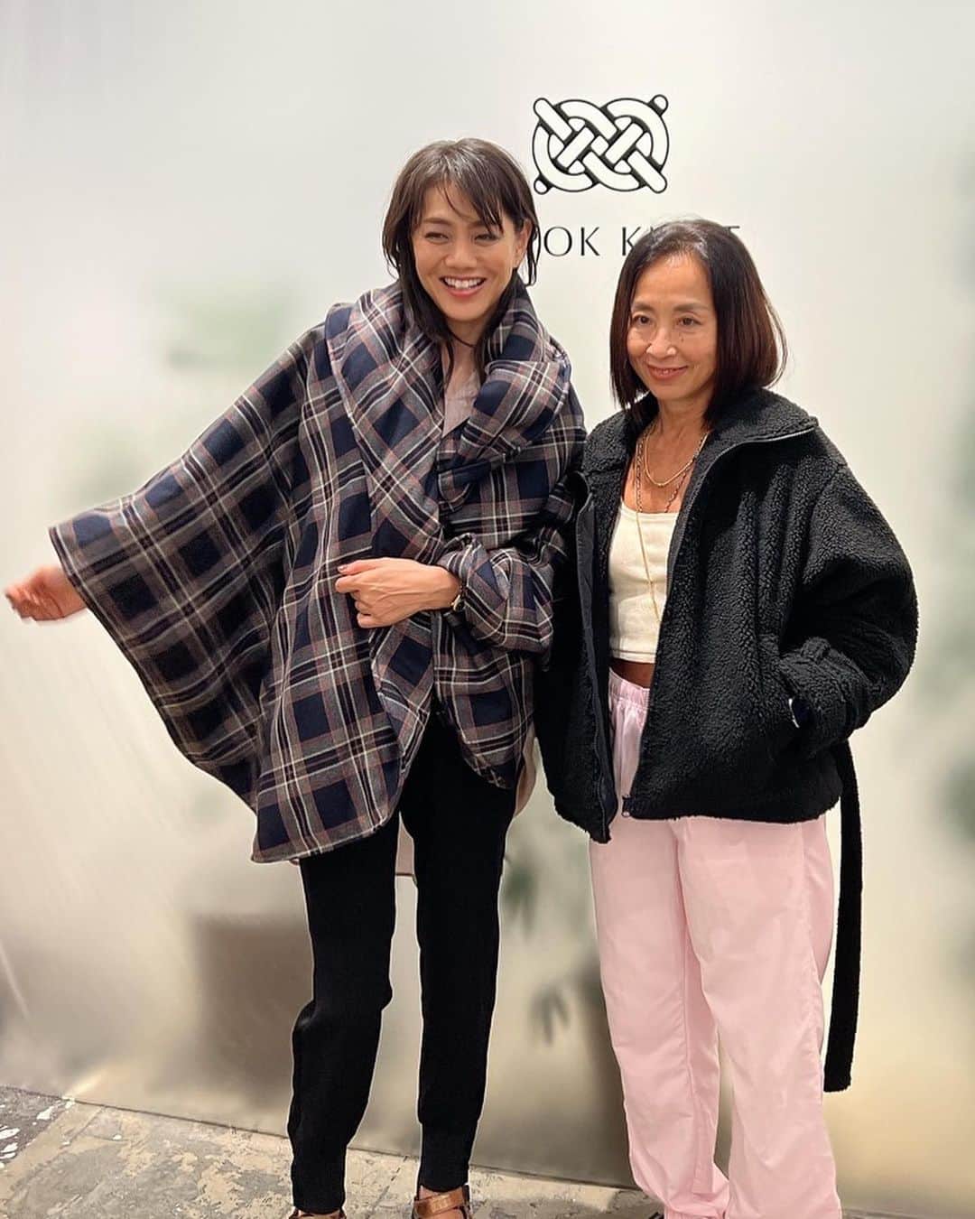 前田典子さんのインスタグラム写真 - (前田典子Instagram)「@kapok_knot_jp  #カポックノット  #木の実になるダウン 軽くて空気を含むカポック繊維シートを内蔵したコートは ダウンのように暖かい👍  私はこのチェック柄コートをオーダーしてきました😊  展示会場で @aoi_yoshikura  #吉倉あおい ちゃんと遭遇‼️ 2013年に放送された連ドラ#ぴんとこな で親子役で共演して以来😆わぁ〜‼️久しぶりに娘に会えて嬉しかった💕　娘の活躍を応援してます😌  モコモコエコファーの 裏地にカポック繊維シート これは最強に暖かいね👍  ブラウンのコートも素敵だった🤎👍  そして スタイリストの @tsugumiw さんにも 会えたー❣️ #ヘルシーセクシー🔥😍  ラストの写真 これがカポックの実🤎 ふわふわを紡いで繊維シートを作ります」6月24日 17時42分 - maenorichang