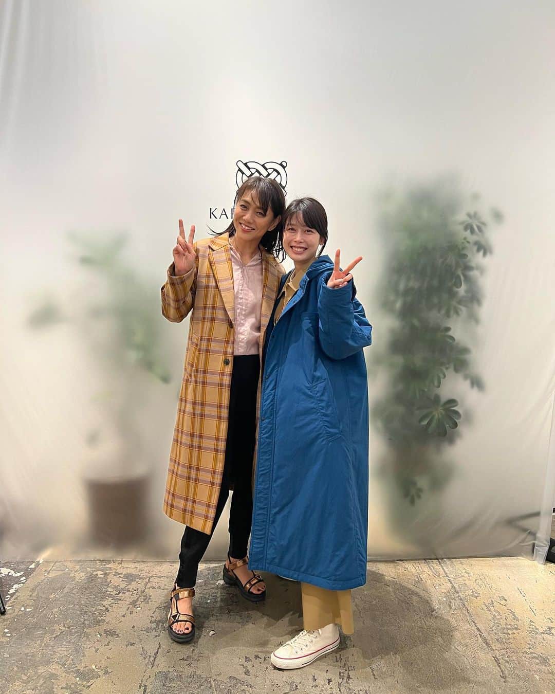 前田典子さんのインスタグラム写真 - (前田典子Instagram)「@kapok_knot_jp  #カポックノット  #木の実になるダウン 軽くて空気を含むカポック繊維シートを内蔵したコートは ダウンのように暖かい👍  私はこのチェック柄コートをオーダーしてきました😊  展示会場で @aoi_yoshikura  #吉倉あおい ちゃんと遭遇‼️ 2013年に放送された連ドラ#ぴんとこな で親子役で共演して以来😆わぁ〜‼️久しぶりに娘に会えて嬉しかった💕　娘の活躍を応援してます😌  モコモコエコファーの 裏地にカポック繊維シート これは最強に暖かいね👍  ブラウンのコートも素敵だった🤎👍  そして スタイリストの @tsugumiw さんにも 会えたー❣️ #ヘルシーセクシー🔥😍  ラストの写真 これがカポックの実🤎 ふわふわを紡いで繊維シートを作ります」6月24日 17時42分 - maenorichang