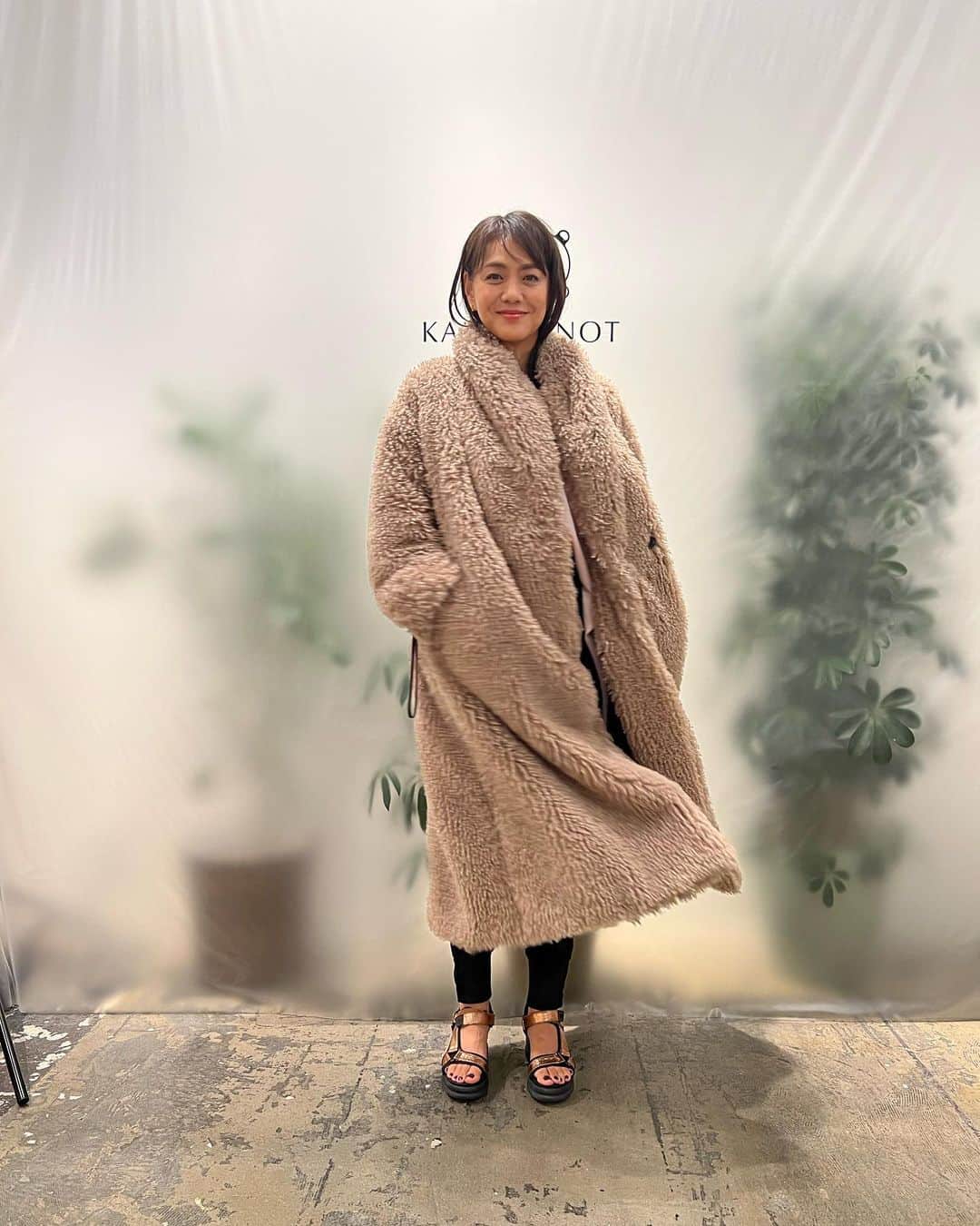 前田典子さんのインスタグラム写真 - (前田典子Instagram)「@kapok_knot_jp  #カポックノット  #木の実になるダウン 軽くて空気を含むカポック繊維シートを内蔵したコートは ダウンのように暖かい👍  私はこのチェック柄コートをオーダーしてきました😊  展示会場で @aoi_yoshikura  #吉倉あおい ちゃんと遭遇‼️ 2013年に放送された連ドラ#ぴんとこな で親子役で共演して以来😆わぁ〜‼️久しぶりに娘に会えて嬉しかった💕　娘の活躍を応援してます😌  モコモコエコファーの 裏地にカポック繊維シート これは最強に暖かいね👍  ブラウンのコートも素敵だった🤎👍  そして スタイリストの @tsugumiw さんにも 会えたー❣️ #ヘルシーセクシー🔥😍  ラストの写真 これがカポックの実🤎 ふわふわを紡いで繊維シートを作ります」6月24日 17時42分 - maenorichang