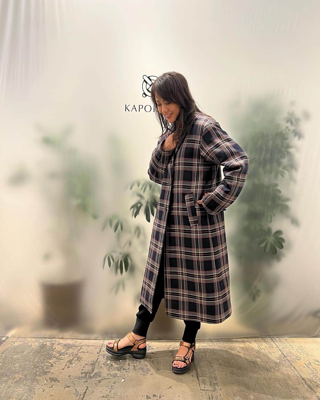 前田典子さんのインスタグラム写真 - (前田典子Instagram)「@kapok_knot_jp  #カポックノット  #木の実になるダウン 軽くて空気を含むカポック繊維シートを内蔵したコートは ダウンのように暖かい👍  私はこのチェック柄コートをオーダーしてきました😊  展示会場で @aoi_yoshikura  #吉倉あおい ちゃんと遭遇‼️ 2013年に放送された連ドラ#ぴんとこな で親子役で共演して以来😆わぁ〜‼️久しぶりに娘に会えて嬉しかった💕　娘の活躍を応援してます😌  モコモコエコファーの 裏地にカポック繊維シート これは最強に暖かいね👍  ブラウンのコートも素敵だった🤎👍  そして スタイリストの @tsugumiw さんにも 会えたー❣️ #ヘルシーセクシー🔥😍  ラストの写真 これがカポックの実🤎 ふわふわを紡いで繊維シートを作ります」6月24日 17時42分 - maenorichang
