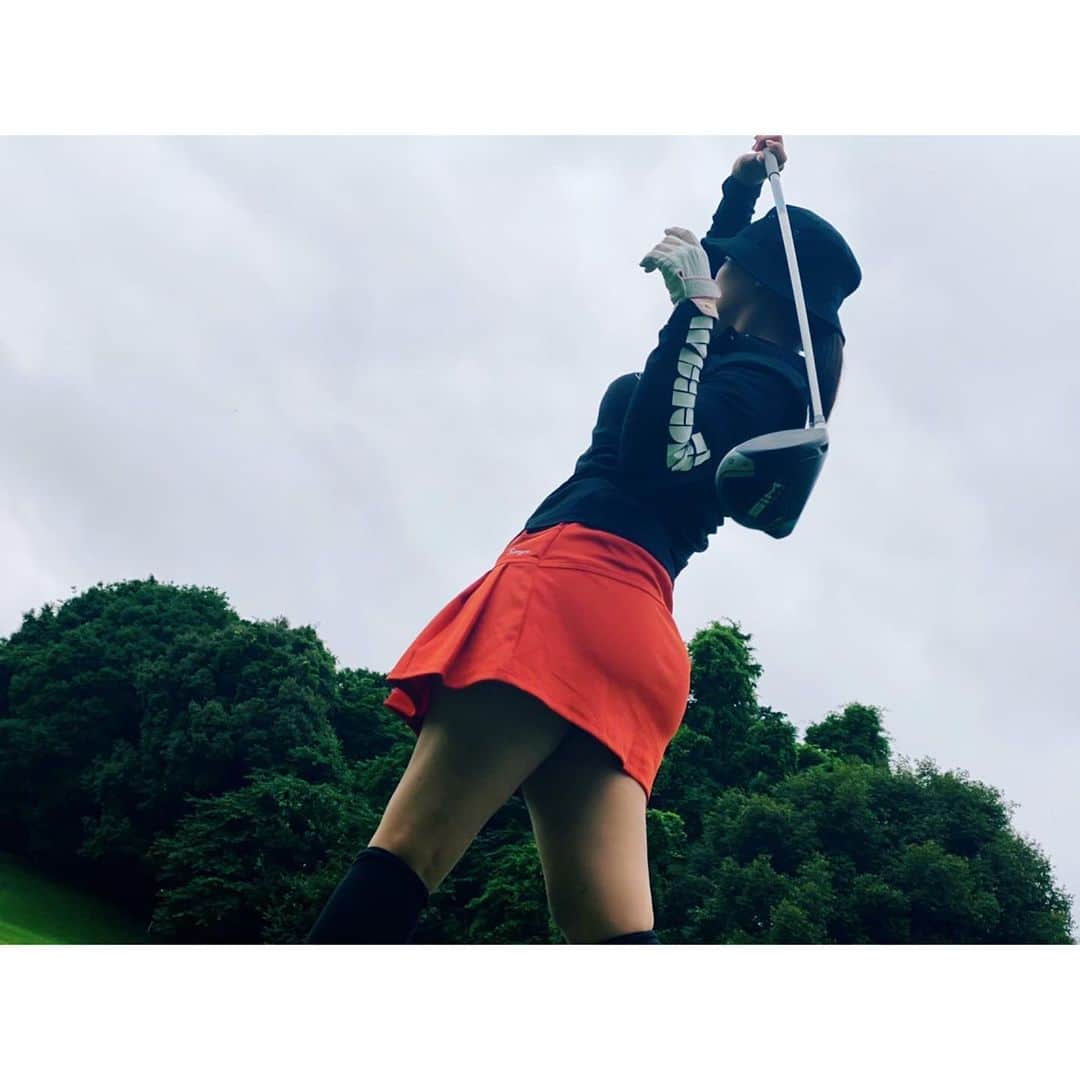 水崎綾女さんのインスタグラム写真 - (水崎綾女Instagram)「⛳️⛳️⛳️⛳️⛳️  photo by @iriki.mari_official   👚 @tangram_tokyo   まりちゃんが めちゃくちゃかがんで撮ってた渾身のショットをあげちゃう。笑  #golf #photo  #photography  #ゴルフ #⛳️ #ゴルフ女子  #ゴルフ初心者 #tangram #tangramtokyo #ゴルフウェア #tangramgolf #tangramwear」6月24日 18時06分 - misakiayame