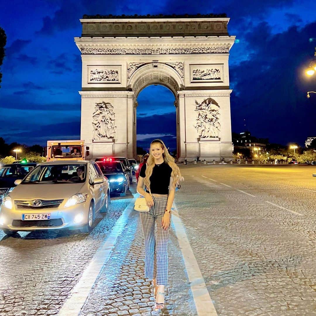 紗蘭さんのインスタグラム写真 - (紗蘭Instagram)「凱旋門🇫🇷🫶🏻💕 夜のパリは23時くらいにならないとここまで暗くならないの！😳 でも暗くなると建物が一気にライトアップされて本当に全てが綺麗すぎる🥺💖✨ #Pari #凱旋門 #パリ」6月24日 18時30分 - saracchidayo