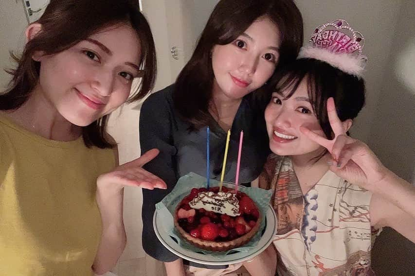 北原里英さんのインスタグラム写真 - (北原里英Instagram)「🎂 6月24日、 31歳になりました~！  どんどん大人になる北原里英を、 どうぞこれからもよろしくお願いします！！  まだまだがんばるゾ  🌹🎁🥂 0時の瞬間はこのふたりと迎えました めちゃくちゃ楽しかった💛   #31  #hbd❤️」6月24日 18時36分 - rie_kitahara_3