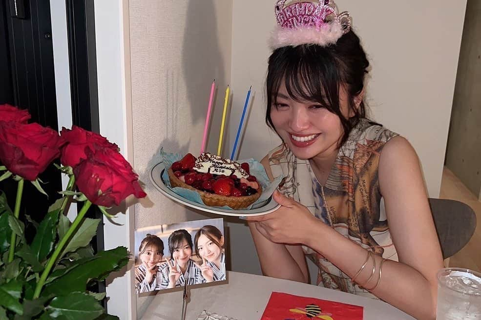 北原里英さんのインスタグラム写真 - (北原里英Instagram)「🎂 6月24日、 31歳になりました~！  どんどん大人になる北原里英を、 どうぞこれからもよろしくお願いします！！  まだまだがんばるゾ  🌹🎁🥂 0時の瞬間はこのふたりと迎えました めちゃくちゃ楽しかった💛   #31  #hbd❤️」6月24日 18時36分 - rie_kitahara_3