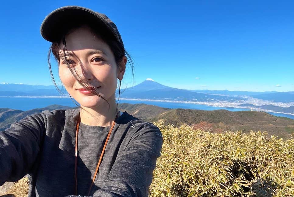 一双麻希 さんのインスタグラム写真 - (一双麻希 Instagram)「画のような富士山も、海も、空も美しい。 海と空が一体化してる青🌍、生い茂る緑も美しい。🍃😌 常に開放感抜群の山でした。#達磨山   今日は夏みたいでしたね👀☀︎ そろそろ夏の登山、キャンプの計画をし始めているこの頃。🫢  #詳しくはYouTubeにて #いっそうまきchannel #伊豆 #低山ハイク #いっそうまき山記録   #富士山が見える場所 #低山 #ハイキング #低山ハイキング #西伊豆 #西伊豆スカイライン #山女 #山ガール #登山女子 #登山 #伊豆旅行 #トレッキング #山好きな人と繋がりたい #自然が好き #アウトドア好き #アウトドア女子 #キャンプ女子 #山好き #登山ファッション #登山初心者 #旅好き女子 #稜線歩き #日本の絶景 #japanview」6月24日 19時44分 - isso_maki315