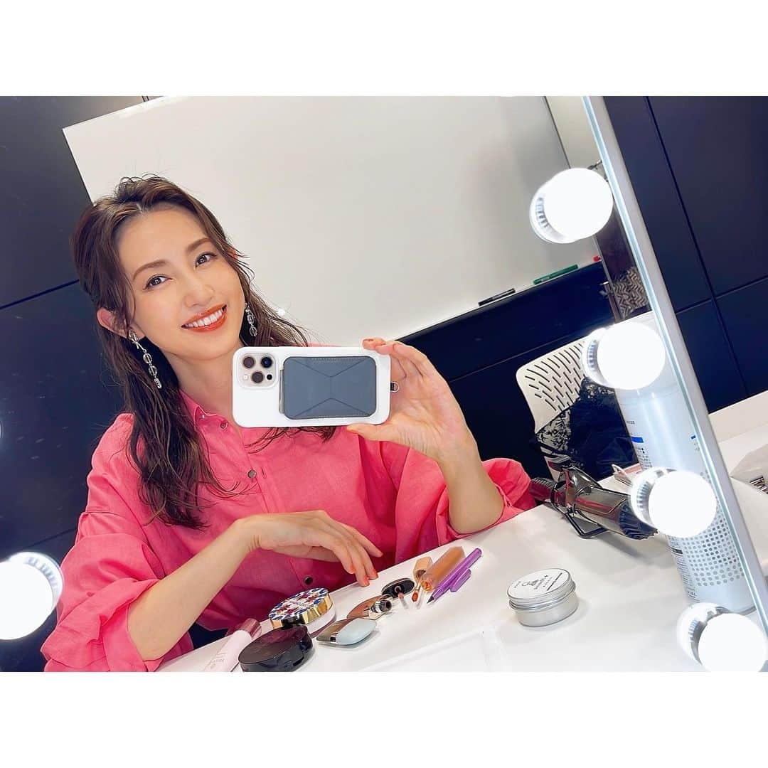 有村実樹さんのインスタグラム写真 - (有村実樹Instagram)「💄 インスタライブ、見に来てくださってありがとうございました〜✨  ⁡(メイクの仕上がり動画はスワイプしてね⏩) ⁡ 見逃した方は、美的のアカウント( @bitekicom )のアーカイブからご覧ください。 ⁡ ⁡ ⁡ ⁡ ライブ中ベースメイクの質問がありましたが、今日使用していたのはこちらです。 ⁡ 🌟下地 #トワニー フラットフィックス 全顔ではなく、Tゾーンと小鼻横の頬に使用。 ⁡ ⁡ 🌟ファンデーション 8月1日発売 持ち運べるスキンケア発想のクッションファンデ。 しっとりしてモチッとハリのある美しい肌に仕上がります☺️ #ポーラBA セラムクッションファンデーション ⁡ ⁡ 🌟パウダー しっかり目に乗せても粉っぽくならない。 超細かい粒子のパウダー。 #ドルチェ&ガッバーナ ソーラーグロトランスルーセント ルースセッティングパウダー ⁡ ⁡ ⁡ ⁡ ⁡ ⁡ ⁡ ⁡ ⁡  #beauty #makeup #美容 #美容好きな人と繋がりたい #コスメ #コスメ好きさんと繋がりたい #美容研究家 #植物療法士 #有村実樹  #美的 #インスタライブ #miki_cosmetics_list #ベースメイク」6月24日 20時10分 - arimura_miki