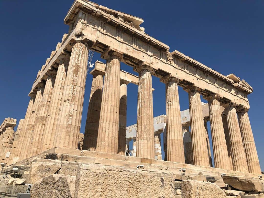 伊東楓さんのインスタグラム写真 - (伊東楓Instagram)「アテネ🇬🇷#GREECE#Athens#Αθήνα  感性が研ぎ澄まされる数日。  2500年前には この完璧に計算された 美しき壮大な建造物が造られていたと思うと…ゾワゾワします。笑  文字や文化 芸術、全ての始まり、ギリシャ。  パルテノン神殿などが現存してることもすごいけど、 装飾として造られた ギリシャ神話の神々像（アテナetc）、少女.犬や馬、どれも表情や肢体の筋肉、衣装がリアリティに溢れてて、紀元前時代に よくこんな精巧に造ったなぁと感心。  現存するものはさすがに断片的だけど、これらが完璧に残っていたとしたら どんなに素晴らしかっただろうか…なんて考えちゃいます。  私がずっと来たかった場所だから、今こうやって気軽に遊びにいけることが嬉しい！ また遊びに行こう。 感覚を豊かにする為にも。  #パルテノン神殿#Parthenon#Παρθενών #アテネオリンピック#Olympic#ギリシャ神話 #ギリシャ#summervacation2022 #art#τεχνη#ars」6月24日 20時19分 - kaede_ito004