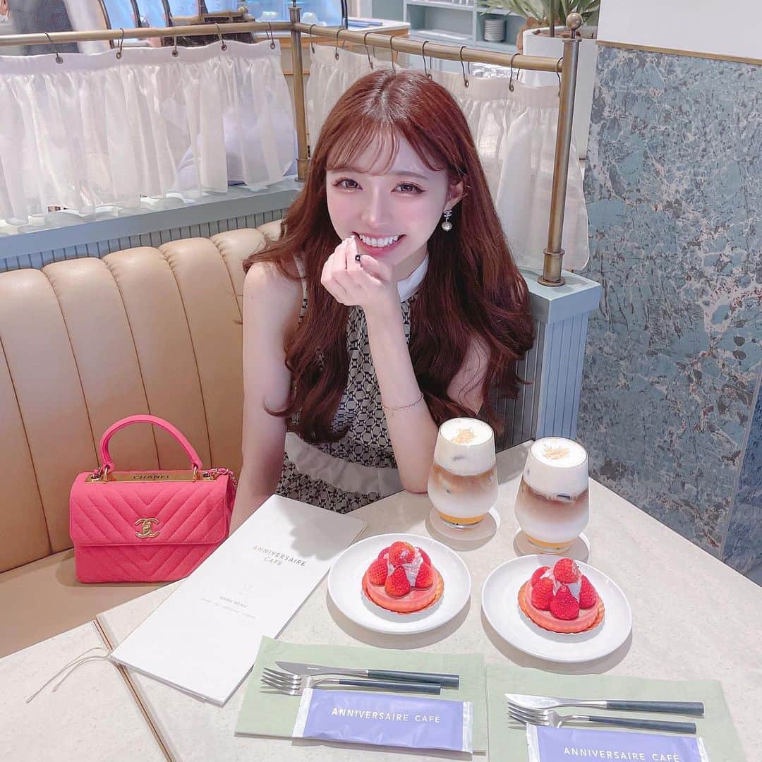 あやちゃんさんのインスタグラム写真 - (あやちゃんInstagram)「色合いがどタイプなカフェ☕✧ 季節によってスイーツやテーマカラーが変わるからまた行きたいな🤍  #アニヴェルセル表参道  #アニヴェルセルカフェ  #アニベルセルカフェ  #アニヴェルセル  #anniversairecafe  #表参道カフェ #表参道ランチ #表参道グルメ #明治神宮前カフェ #明治神宮前ランチ #表参道 #原宿カフェ #青山カフェ #おしゃカフェ #東京カフェ #いちごスイーツ #きれいめコーデ #大人コーデ #いちごタルト」6月24日 20時58分 - aya.you.love.r