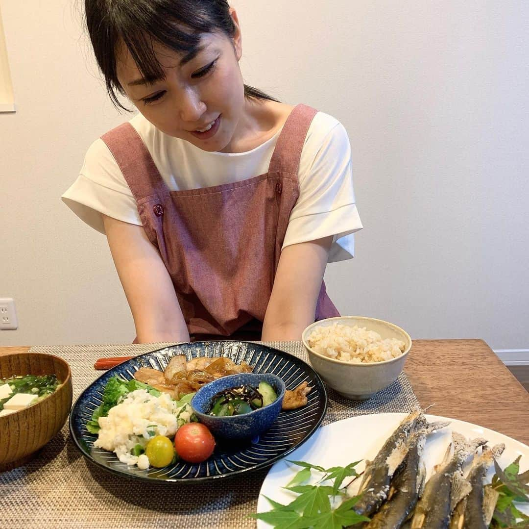 高橋沙織さんのインスタグラム写真 - (高橋沙織Instagram)「天然鮎をいただきました\(//∇//)\ 「今年いちばん最初の天然鮎」だそう。  ネットみて塩焼きに挑戦〜 ぬめりがすごくて四苦八苦でした。  お味は...臭みも全くなくめちゃくちゃ美味しかった！！  #天然鮎 #鮎の塩焼き #はつもの #豚の生姜焼き  #さおりんごはん #新妻さおりん」6月24日 21時16分 - arumikan_saorin