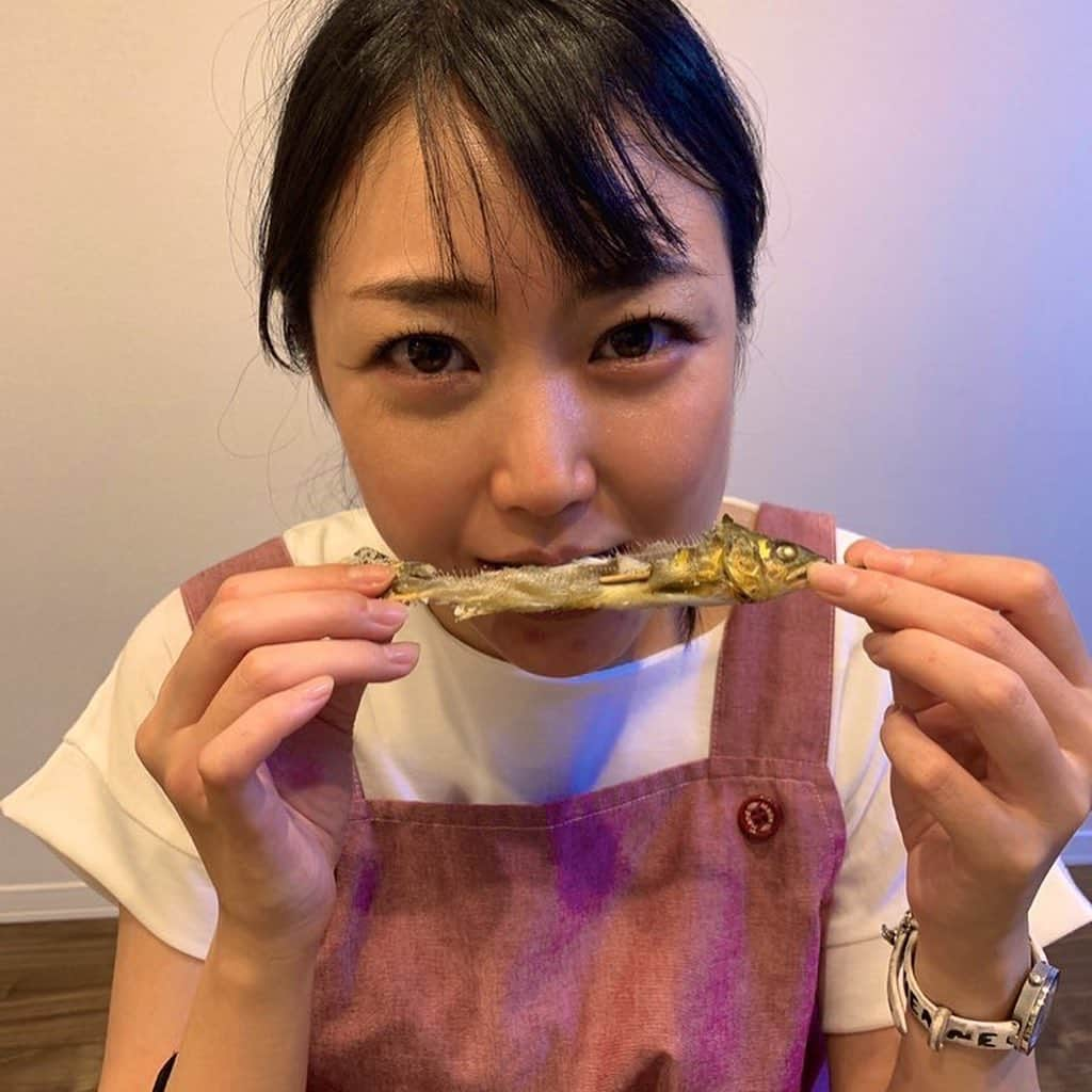 高橋沙織さんのインスタグラム写真 - (高橋沙織Instagram)「天然鮎をいただきました\(//∇//)\ 「今年いちばん最初の天然鮎」だそう。  ネットみて塩焼きに挑戦〜 ぬめりがすごくて四苦八苦でした。  お味は...臭みも全くなくめちゃくちゃ美味しかった！！  #天然鮎 #鮎の塩焼き #はつもの #豚の生姜焼き  #さおりんごはん #新妻さおりん」6月24日 21時16分 - arumikan_saorin