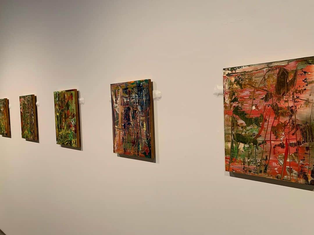 海老原優香さんのインスタグラム写真 - (海老原優香Instagram)「イギリスの#ダミアンハースト展 の次は🇬🇧 ドイツの現代美術展へ🇩🇪  作品の背景を知ると、 見え方も変わりますね。  #リヒター展#美術館巡り  #ゲルハルトリヒター #現代アート#美術館」6月24日 21時32分 - ebioffi