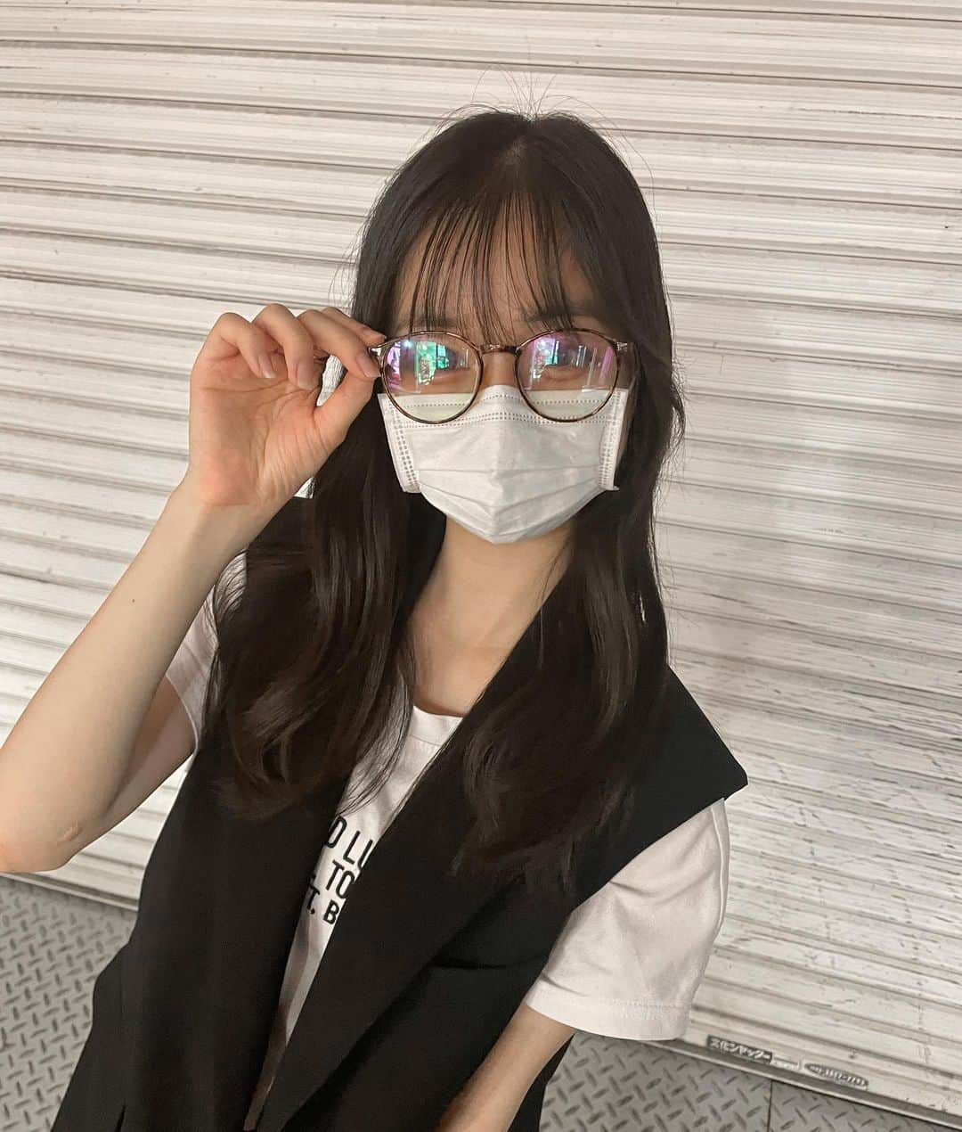 陣ノ内柚来さんのインスタグラム写真 - (陣ノ内柚来Instagram)「ジレ×メガネ〰️👓🖤 ・ サンダル編み上げなのも最強にかわいいでショ~~！！！ ・ 2枚目にお店タグ付けしてます✩ ・ ・ #05 #だてメガネ #メガネ女子 #ljk #jk3 #陣ノ内柚来 #ジレ #zara #zarafashion #ootd #タイムリミット女子高生 #fyp #ootdfashion #ジレコーデ #セットアップ #編み上げサンダル  #yello #モノトーンコーデ」6月24日 21時45分 - yura_world