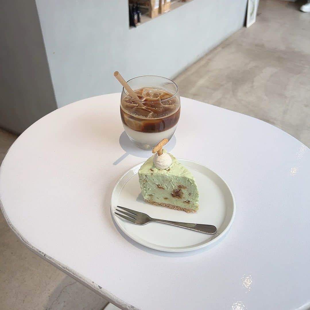 岸みゆさんのインスタグラム写真 - (岸みゆInstagram)「高円寺で予定があったので、さえ(@saekondo_inu )のインスタに載ってたカフェに寄ってきた☕️🧁  期間限定のメロンのレアチーズケーキ食べれたよ🍈♡」6月24日 21時45分 - miyu_kishi0213