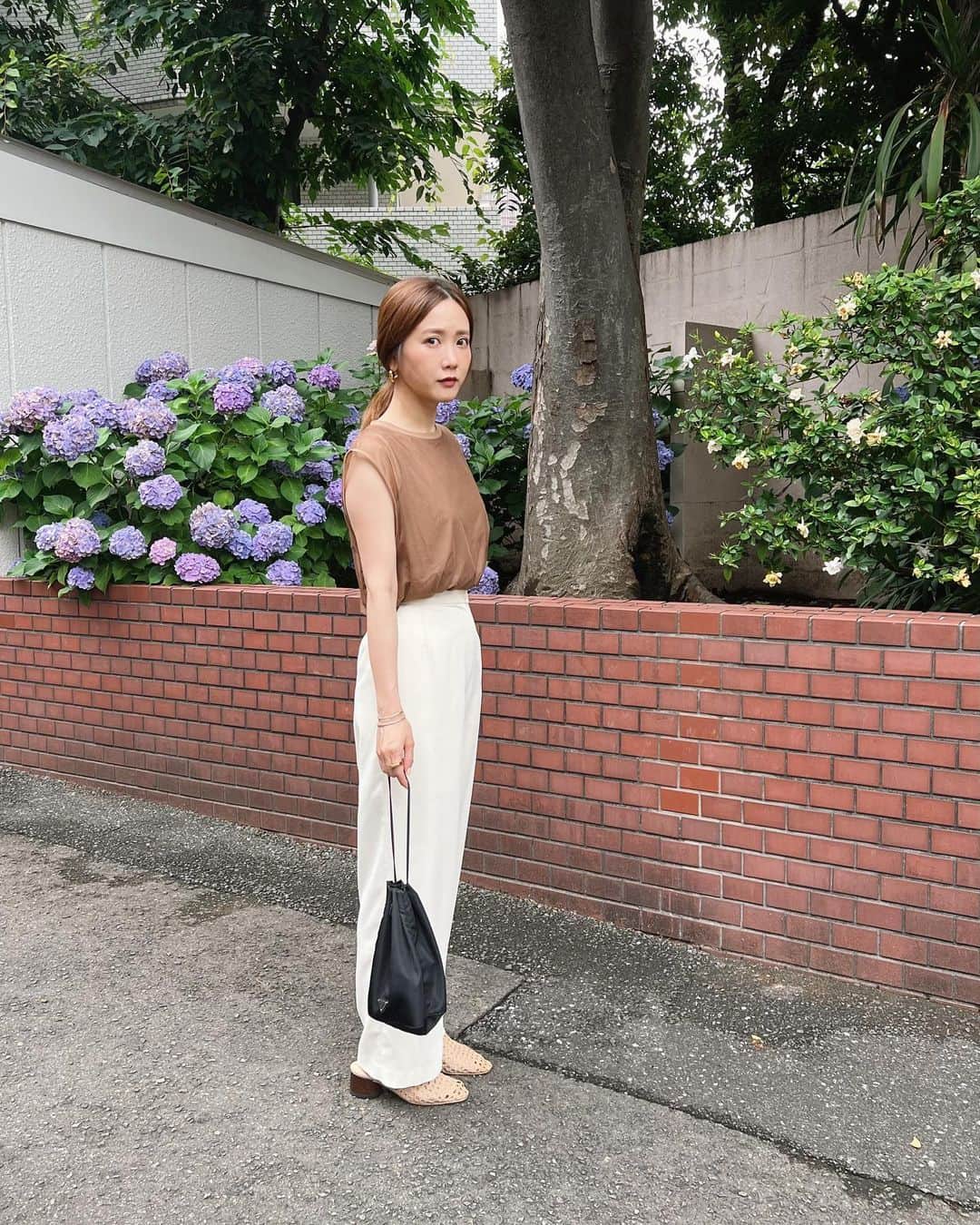 田中里奈さんのインスタグラム写真 - (田中里奈Instagram)「紫陽花と💠 いつかのコーディネート。  AMERIの展示会でオーダーしてたパンツに、アントマリーズのトップスを合わせて。  シアー素材のシアーレイヤードノースリーブトップス。 何でも合うから使いやすくて最近このトップス率高め。 ブラウンにしたけど黒も気になる…！！！  ・トップス… @auntmaries.official  ・ボトム… @amerivintage  ・バッグ… @prada  ・サンダル… @lisasaysga   #rina_outfit ←コーデはこのタグでまとめてます🙋🏻‍♀️ #Auntmaries #アントマリーズ #大人カジュアル」6月24日 22時07分 - tanakaofficial
