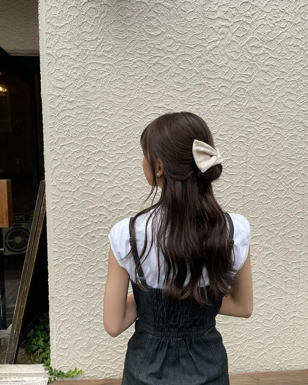 宮崎由加さんのインスタグラム写真 - (宮崎由加Instagram)「デフトバン💭🔖 ⁡ 最近SNSでちょこちょこ見かけて気になってた 「デフトバン」 ⁡ 髪の毛を挟んで巻き付けるだけでギブソンタックぽいヘアアレンジが簡単にできるんです！ 私はロングすぎて一つにまとめるの難しかったからハーフアップでやってみた😚 本当は黒が欲しかったからまた探してみようと思います💟 ⁡ salopette: @adira_tokyo  tops: @muji_global  ⁡ 🎁ADIRAお名前入り直筆サインポストカード プレゼントフェア開催中🎁 ⁡ 写真で着てるデニムサロペもまだあります🍊 詳しくは公式サイトなども併せてチェックお願いします♥  #宮崎由加 #デニム #ootd #160cm #162cm  #プレゼントフェア #ギブソンタック #デフトバン」6月24日 22時32分 - yuka_miyazaki.official