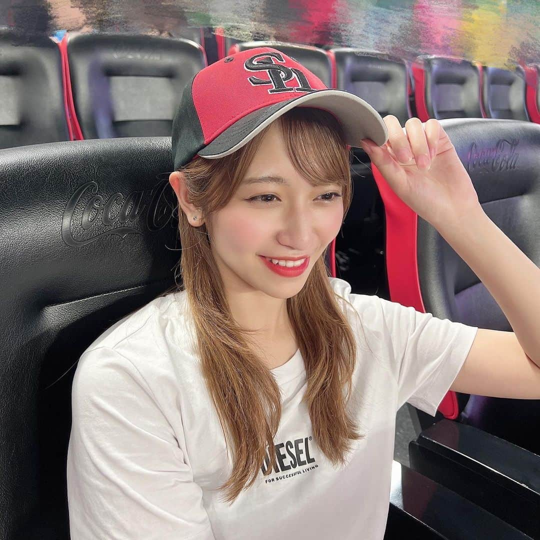 山下エミリーさんのインスタグラム写真 - (山下エミリーInstagram)「舞台頑張ったご褒美〜 楽しかった⚾️ . . #野球 #野球観戦 #ほな中継映ってたらしい #見つけてくれてありがとう  #久しぶりに拳突き上げた #ホームラン最高かよ」6月24日 23時08分 - emiri_hkt48