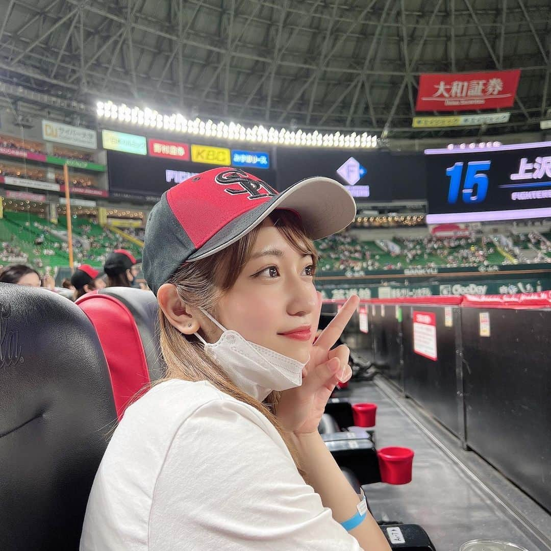 山下エミリーさんのインスタグラム写真 - (山下エミリーInstagram)「舞台頑張ったご褒美〜 楽しかった⚾️ . . #野球 #野球観戦 #ほな中継映ってたらしい #見つけてくれてありがとう  #久しぶりに拳突き上げた #ホームラン最高かよ」6月24日 23時08分 - emiri_hkt48