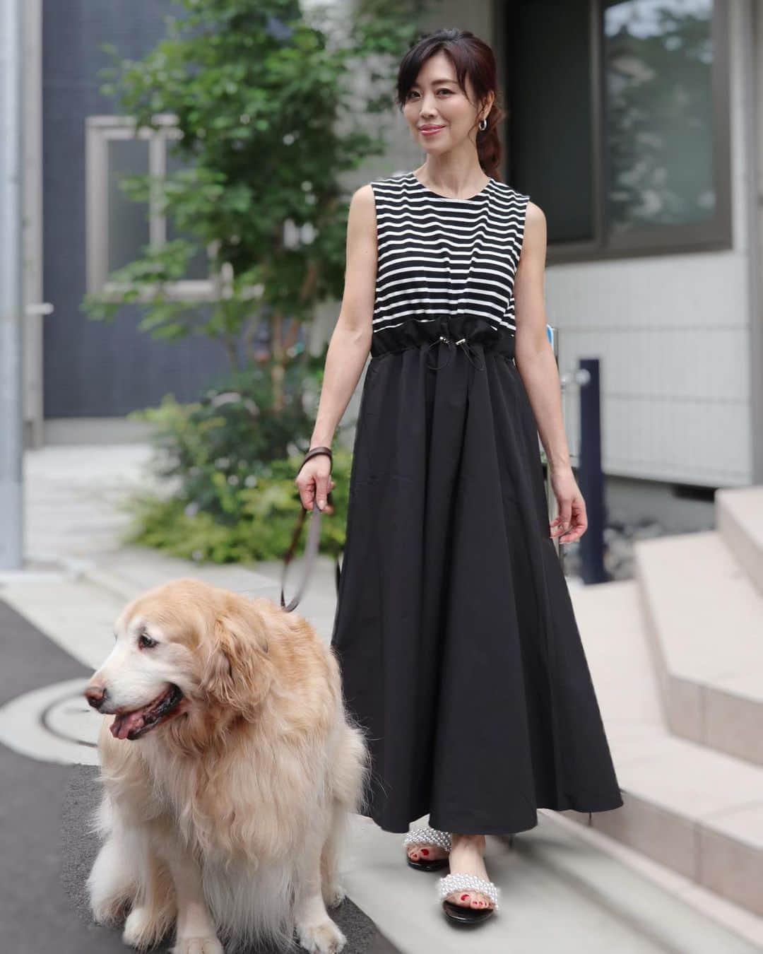 ImotoEtsuyo さんのインスタグラム写真 - (ImotoEtsuyo Instagram)「#愛犬  #ココア と。 ・ ・ @dolce._official の  ボーダードッキングワンピース 【black】を着てみました。 ・ ・  1枚でオシャレ見えする ドッキングワンピースは 便利。  ウエストをきゅっと絞れば　 フィットアンドフレアの メリハリあるシルエットにも。 この日はゆるく着ています。  色違いで whiteもありますよ🤍 ・ @dolce._official  #ドルチェ  #ワンピース #ドッキングワンピース  #ボーダー #コーデ  #fashion  #大人カジュアル #ゴールデンレトリバー  #goldenretriever」6月24日 23時19分 - bisuhada