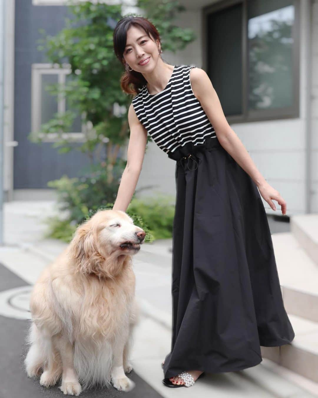 ImotoEtsuyo さんのインスタグラム写真 - (ImotoEtsuyo Instagram)「#愛犬  #ココア と。 ・ ・ @dolce._official の  ボーダードッキングワンピース 【black】を着てみました。 ・ ・  1枚でオシャレ見えする ドッキングワンピースは 便利。  ウエストをきゅっと絞れば　 フィットアンドフレアの メリハリあるシルエットにも。 この日はゆるく着ています。  色違いで whiteもありますよ🤍 ・ @dolce._official  #ドルチェ  #ワンピース #ドッキングワンピース  #ボーダー #コーデ  #fashion  #大人カジュアル #ゴールデンレトリバー  #goldenretriever」6月24日 23時19分 - bisuhada