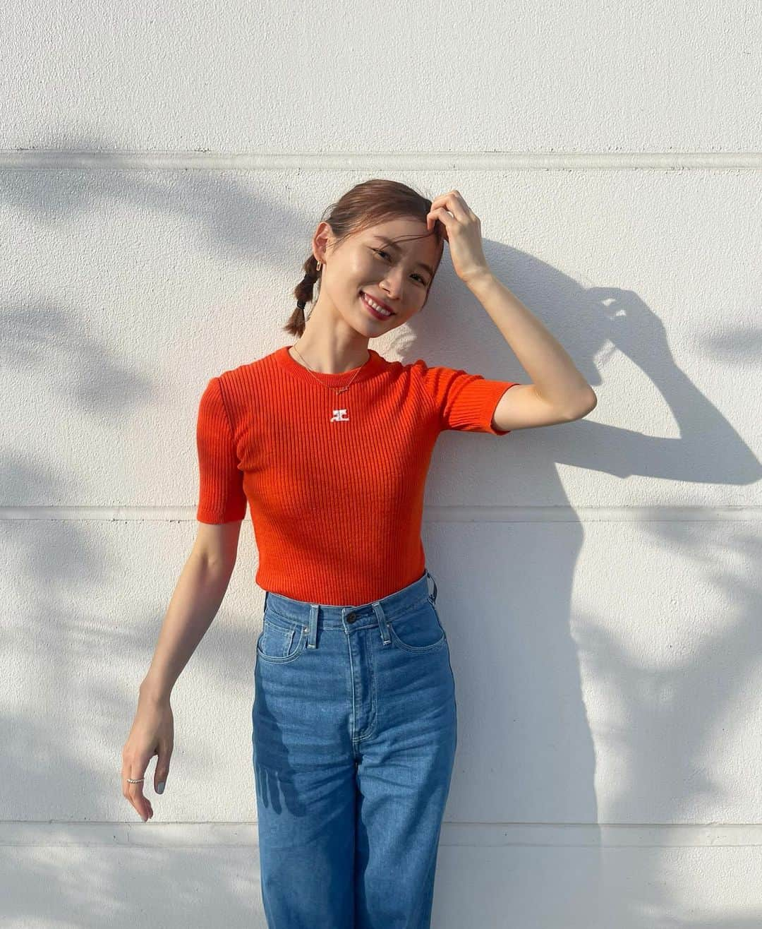 朝日奈央さんのインスタグラム写真 - (朝日奈央Instagram)「最近買ったお気に入りのトップスとサンダルさん🍊 トップスは古着屋さんで買ったよ♡  #あさひ私服」6月25日 0時08分 - pop_step_asahi