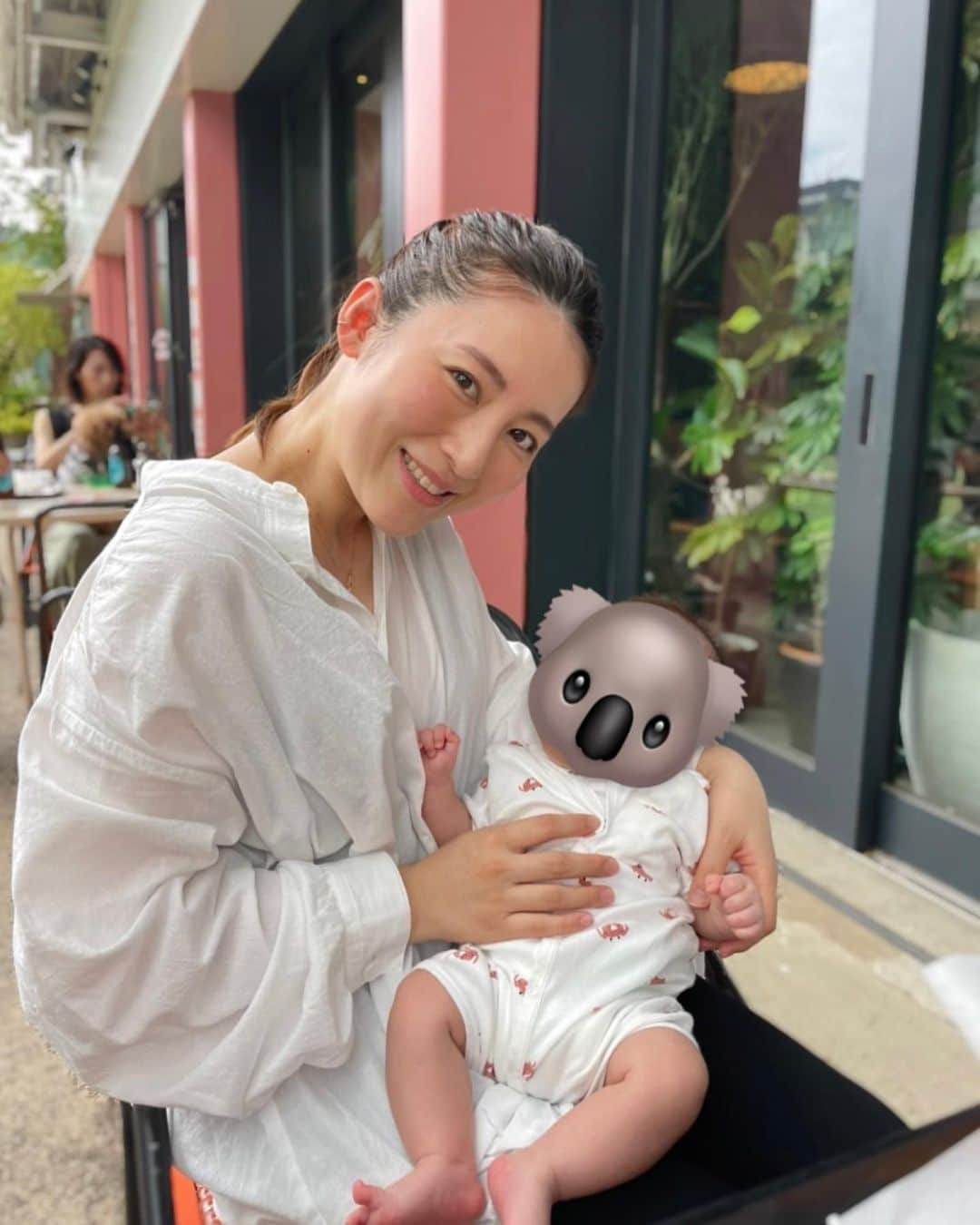 福田彩乃さんのインスタグラム写真 - (福田彩乃Instagram)「. 初めて2人で遠出👶🏼 前日からドキドキして 案の定マザーズバッグはすごい量になって 車ではpoison流すけど泣き止まないし笑 お店でもぐずっちゃって初めてトイレでオムツ替え🧻 授乳したくてケープかぶるけどうまくかぶれない笑  帰りはチャイルドシートうまくできなくてこのまま高速乗るの怖くてテンパって泣いて、家着いてからも、🐨帰ってきてからもしがみついて泣いた😂笑  お母さんたちってこんなに頑張っててこんなにも大変なんだと、、、 いま、私は、母を勉強中🤱🏻  まゆちゃん😭🤍 ケープのかぶり方も笑 赤ちゃんの寝方のことも、例のチャイルドシートのことも、それから可愛いプレゼント🎁も、ありがとう！！！」6月25日 0時14分 - ayanofukuda_official