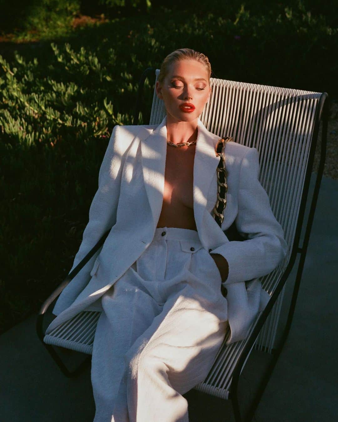 エルザ・ホスクさんのインスタグラム写真 - (エルザ・ホスクInstagram)「White for swedish midsummers eve🤍🍓🕊 @adrianmartinn」6月25日 4時24分 - hoskelsa