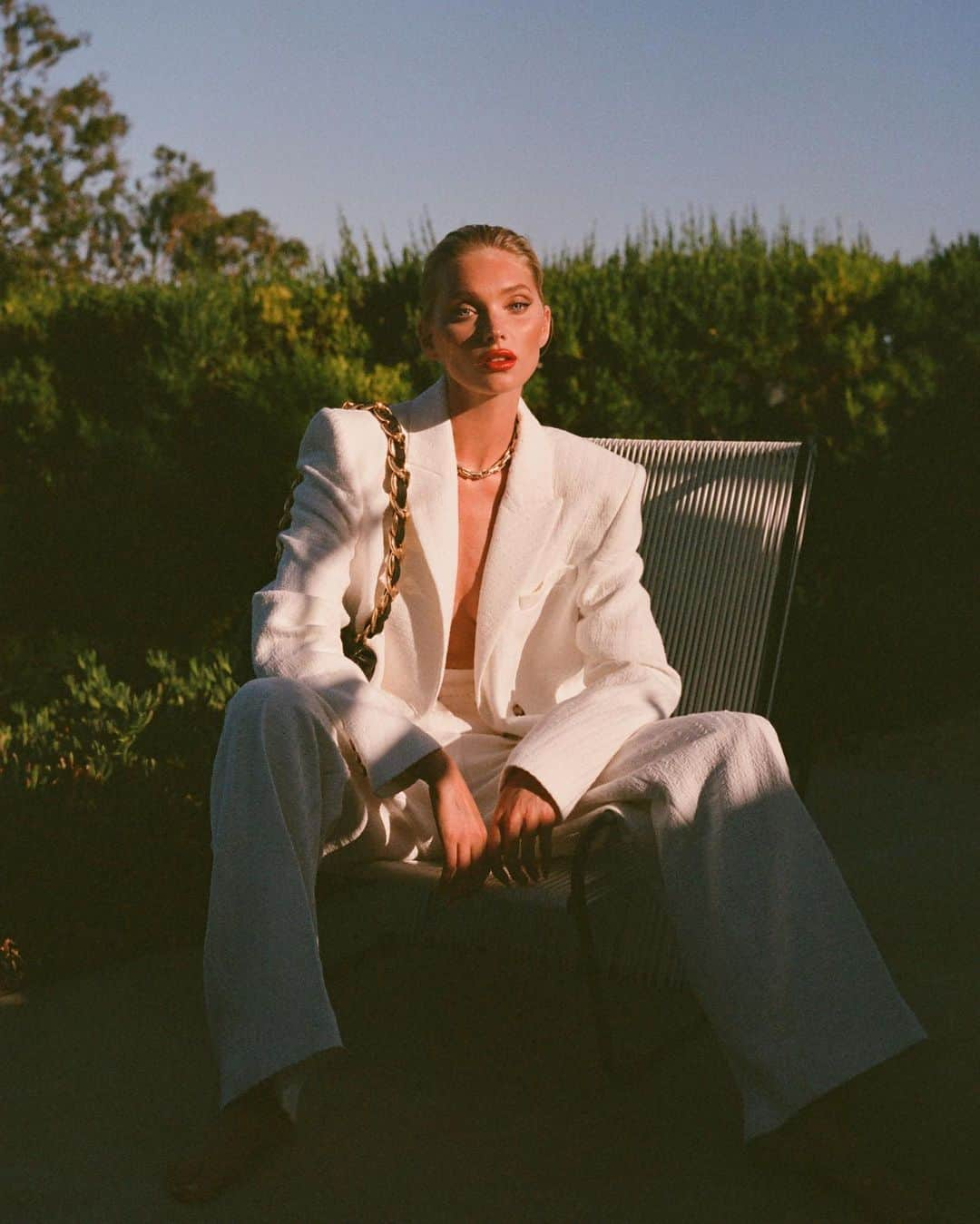 エルザ・ホスクさんのインスタグラム写真 - (エルザ・ホスクInstagram)「White for swedish midsummers eve🤍🍓🕊 @adrianmartinn」6月25日 4時24分 - hoskelsa