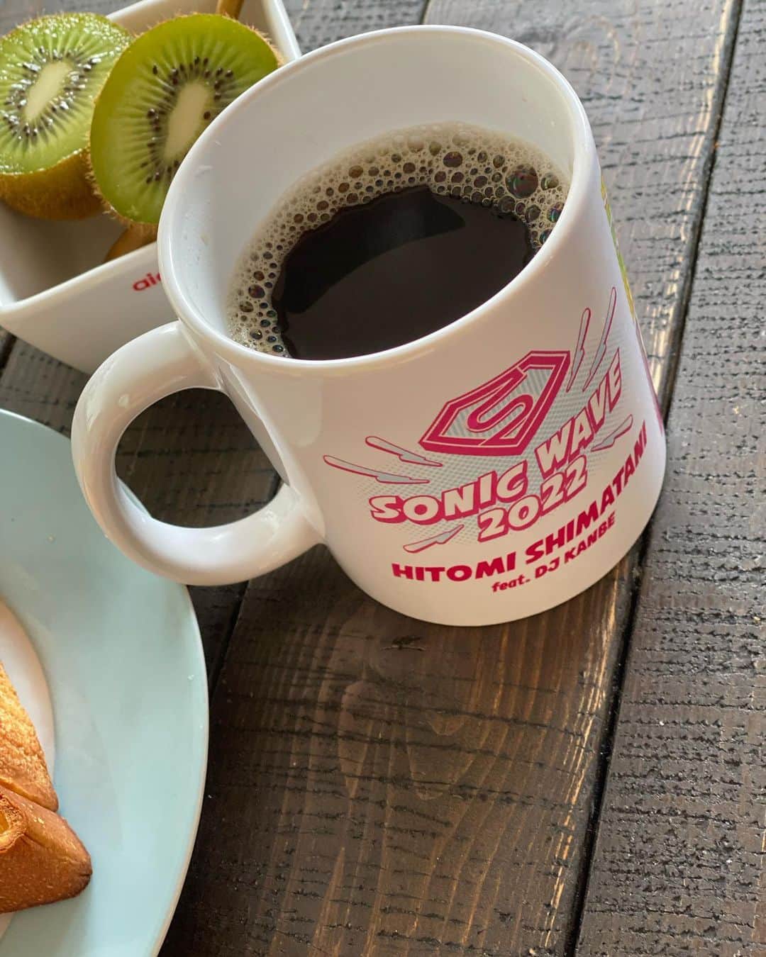 島谷ひとみさんのインスタグラム写真 - (島谷ひとみInstagram)「グッズで朝ごはん🍞☕️🥝  今回のツアーのオリジナルマグカップです☕️  朝は、ちょっぴり多めのマグカップでコーヒー飲みたい日ありますよね。  デザインも可愛いよ💕  パンは兄の手作り🍞  キウイは友達が。  ホタルと交換したものw🥝  ホタルあげたらキウイくれた。 なんのこっちゃ。w  プライスレス❗️✨  おはようございます☀  #マグカップ #2022オリジナルグッズ #朝ご飯 #お家ごはん #私の豊かな暮らしごと #島谷製作所 #島谷ひとみ」6月25日 7時36分 - shimatani_hitomi_official