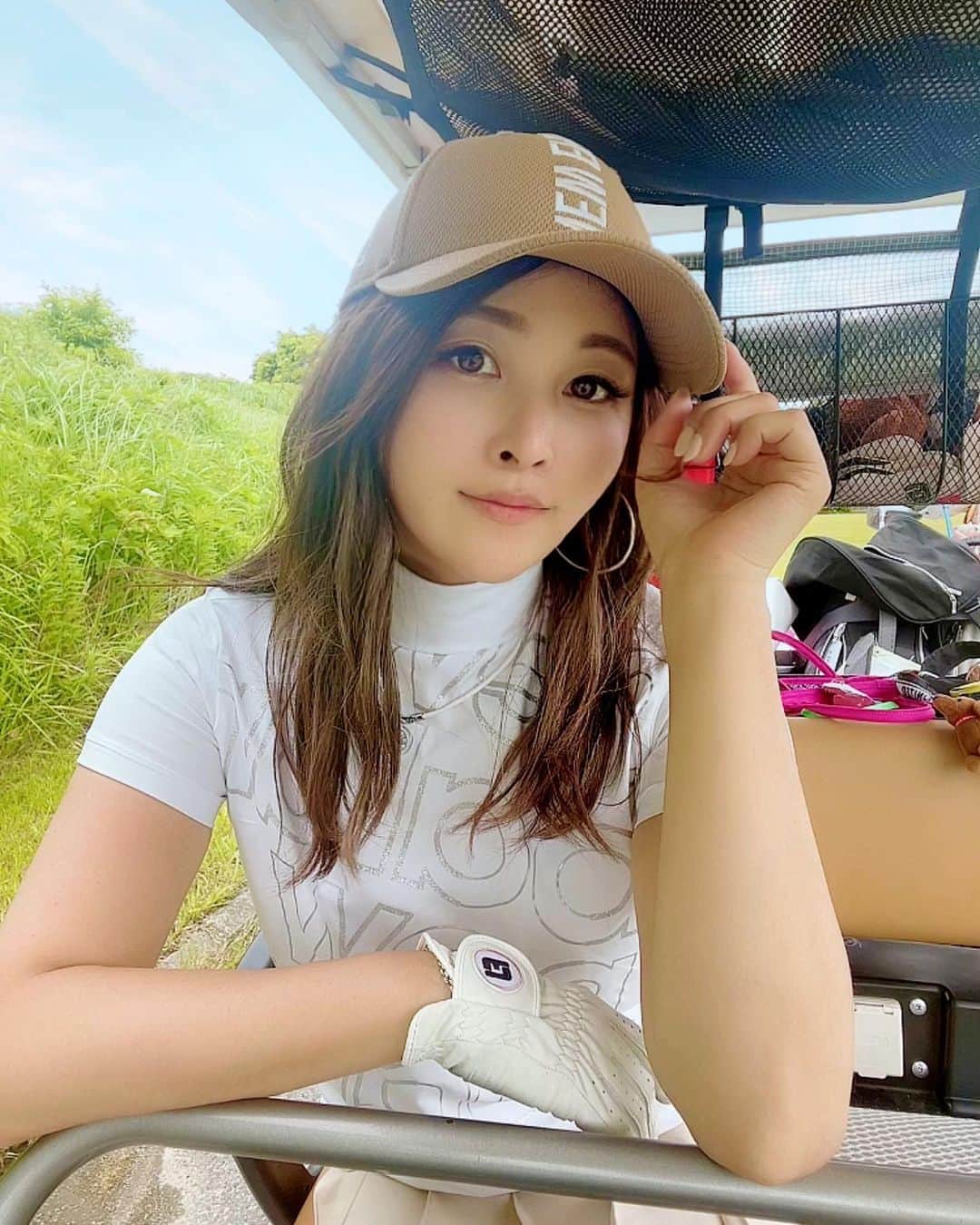 mikaさんのインスタグラム写真 - (mikaInstagram)「♥︎︎∗︎*ﾟ new in🧢 ． ウエア見に行ったつもりが一目惚れして 買ってきた @newerajapan の帽子 ． ． ベージュ✖︎ホワイトも好きだけど センターの縦ロゴがツボすぎた♡ ． ． メッシュで夏でも涼しく被れるとこもよき✨ ． ． ． ． ． #キャップ #キャップ女子 #ニューエラ #ゴルフ #golf#ゴルフ女子 #golfgirl #골프여자 #女子ゴルフ #golstagram #newera #golflove #ゴルフ好き #ゴルフ最高 #ゴルフ上手くなりたい #みかゴルフ #mikagolf #高尔夫 #골프　#golfgirl #골프여자 #ゴルフウエア #ゴルフコーデ #インスタゴルフ女子 #ゴルフ男子 #ゴルフ好きな人と繋がりたい #ゴルフ女子と繋がりたい #日差し対策」6月25日 9時36分 - _mika.___