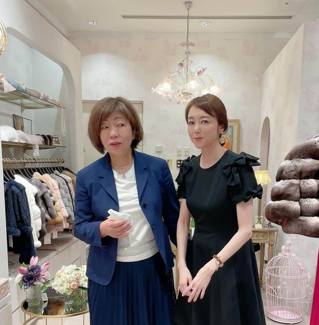 麻生あくらさんのインスタグラム写真 - (麻生あくらInstagram)「林真理子先生がご来店🎀💐  あー、びっくりした😆  久しぶりの真理子さん♬ どこにいらしても大人気✨✨💕 宝塚の舞台を観にいらして下さってから〇十年、本当に可愛がっていただいています。 エッセイにたくさん登場させてもらって、小説のモデルにもなったっけ😚😝　　 昔は週1で遊んでもらってたナ🌈  いつも話題の尽きない真理子さん♡ 寄ってくださりとっても嬉しかった🌸🌸🌸  またゆっくり♡  今日も元気にオープンしました🎀  #林真理子 先生 #野ばら #宝塚歌劇 #あくまでフィクションです #akurarobeboutique #アクラローブブティック #theokuratokyo #オークラアーケード @theokuratokyo」6月25日 11時33分 - akura_akura