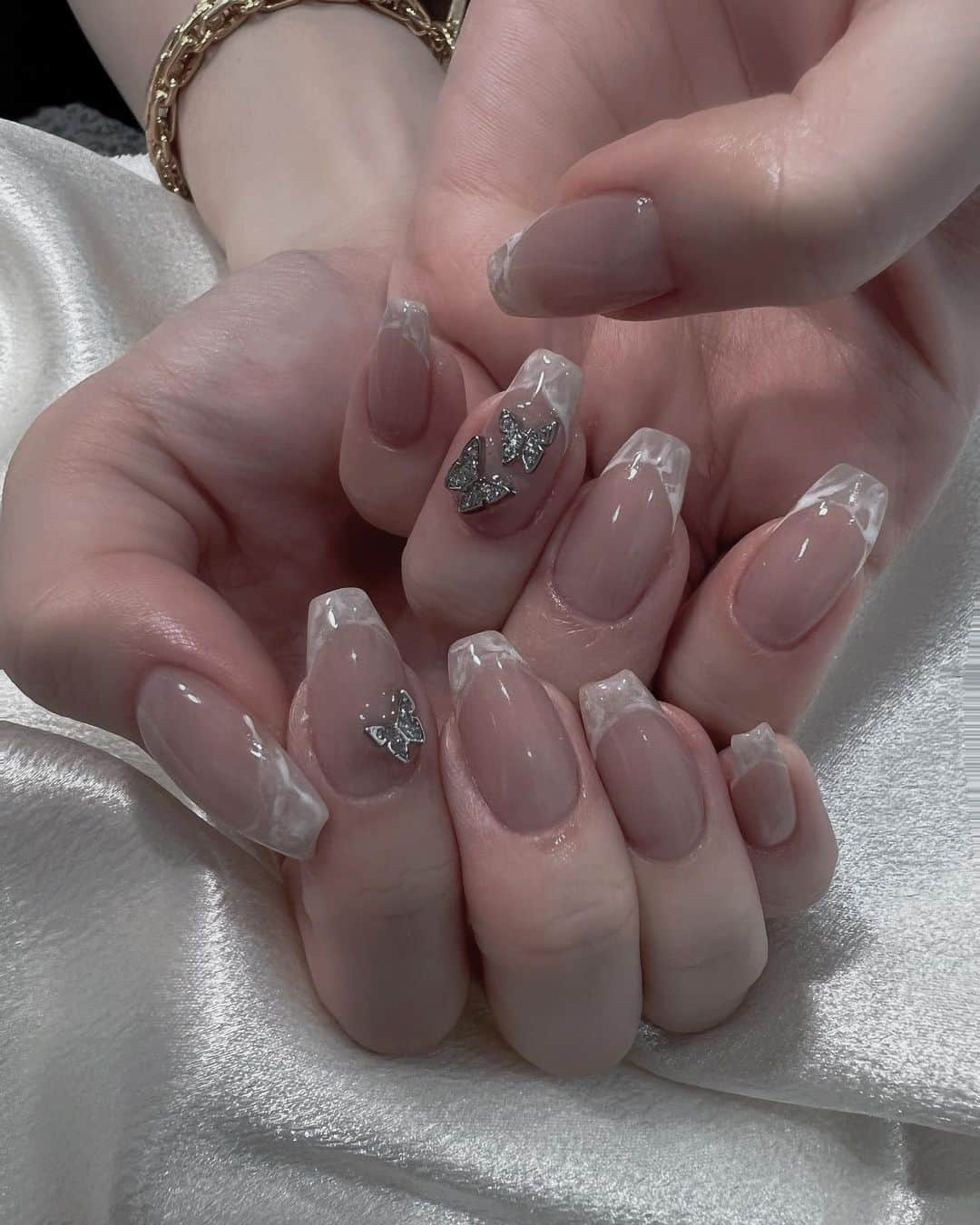 小原優花さんのインスタグラム写真 - (小原優花Instagram)「Nail♡ @ellenail_shibuya   ヌーディーなピンクに、白マーブルのフレンチ🤍🤍 ミニ蝶々が可愛すぎて両手に飛ばしてもらいました🦋🥹  フットもピンクベージュ系で、輝きが綺麗なマグネットに、アクセントで先端に細くシルバーのライン🥰  サンダルの時期にマグネットネイル本当かわいい！🥲💓  elle nail渋谷店さん、ありがとうございました💅♡  ご予約はホットペッパーbeautyからがお得です🥳💖  #nail #フレンチネイル #ネイルデザイン #フットネイル #マグネットネイル #ellenail」6月25日 14時31分 - yunkoro519