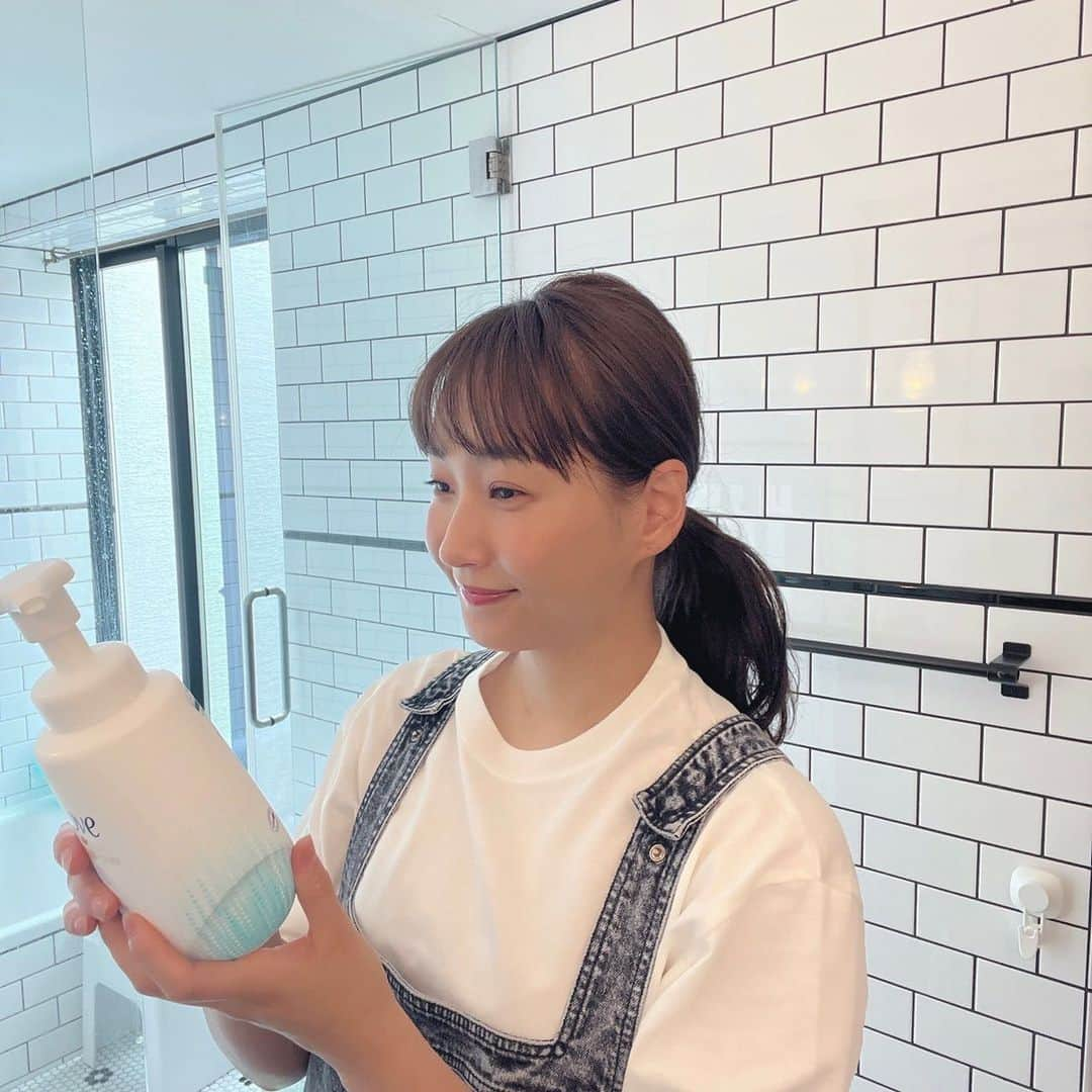 藤本美貴さんのインスタグラム写真 - (藤本美貴Instagram)「これまでも何度かご紹介させていただいたダヴ泡ボディウォッシュ☻ 子育てしているとお風呂上がりのボディケアってなかなか時間が取れないですよね。。。 子どもを拭いたり服を着せたりとばたばたなので 、ついつい自分のことは後回し 。 でもやっぱり自分の肌も大事にしたいから、 私はいつも隙を見つけてお風呂上りに体中に化粧水を何度も重ね付けしています笑 それから今使っているダヴ泡ボディウォッシュにはなんとなんと、ナイアシンアミドやセラミドなどの美容液成分が配合されているんです♡ 私のスキンケア対策はとにかく“保湿命！”なのでこれは本当にありがたいです！！ 毎日保湿することが結局肌のためには一番で、最高の時短術だと思っています。 洗いながら肌ケアした気分になれて、 忙しいママに嬉しいボディウォッシュなので皆さんもぜひ試してみてくださいね！ 洗い上がりの肌のしっとり感もお気に入りです☻  #PR #ダヴ #泡ボディソープ」6月25日 15時05分 - mikittyfujimoto