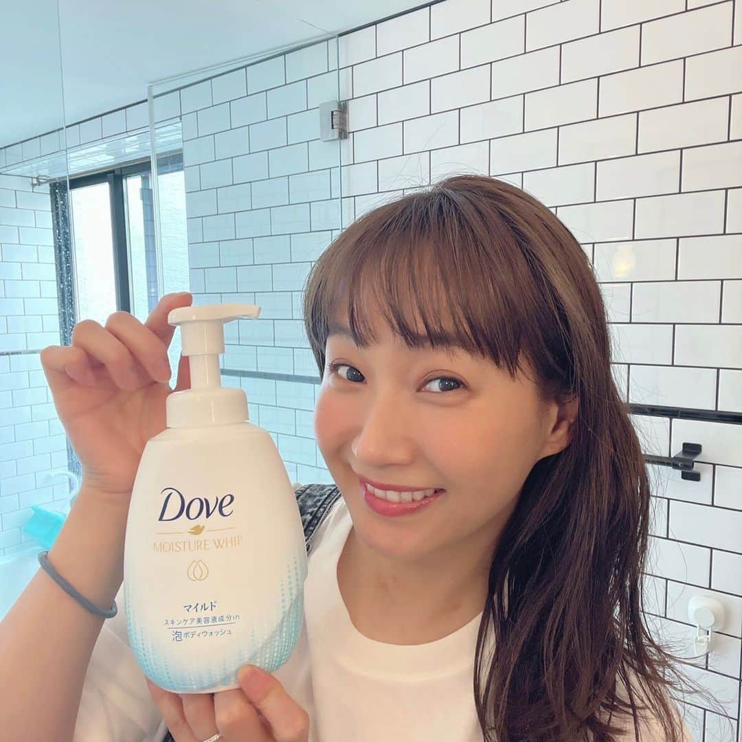 藤本美貴さんのインスタグラム写真 - (藤本美貴Instagram)「これまでも何度かご紹介させていただいたダヴ泡ボディウォッシュ☻ 子育てしているとお風呂上がりのボディケアってなかなか時間が取れないですよね。。。 子どもを拭いたり服を着せたりとばたばたなので 、ついつい自分のことは後回し 。 でもやっぱり自分の肌も大事にしたいから、 私はいつも隙を見つけてお風呂上りに体中に化粧水を何度も重ね付けしています笑 それから今使っているダヴ泡ボディウォッシュにはなんとなんと、ナイアシンアミドやセラミドなどの美容液成分が配合されているんです♡ 私のスキンケア対策はとにかく“保湿命！”なのでこれは本当にありがたいです！！ 毎日保湿することが結局肌のためには一番で、最高の時短術だと思っています。 洗いながら肌ケアした気分になれて、 忙しいママに嬉しいボディウォッシュなので皆さんもぜひ試してみてくださいね！ 洗い上がりの肌のしっとり感もお気に入りです☻  #PR #ダヴ #泡ボディソープ」6月25日 15時05分 - mikittyfujimoto