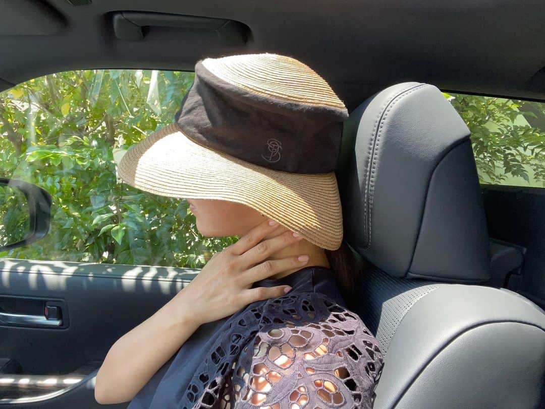 鈴木六夏さんのインスタグラム写真 - (鈴木六夏Instagram)「@the9shop_211  SUMMER HAT 2022  今日サンプルを被ったまま車に乗っての感想。  昨年のモデルより、素材が柔らかくなった事で、背もたれのある椅子に座った時、帽子のツバがペコっと折れてくれるのでストレスにならない👍🏼  電車に座る際や壁際に立ったりするふとした瞬間に 帽子のツバの後ろ側が邪魔に感じることって意外と多かったりするので  SUMMER HAT 2022はかぶりっぱなしでいられるシーンが増えるのではないかなっと感じています✨  本日21:00より 受注予約開始です😆  @the9shop_211」6月25日 15時30分 - rikuka.62