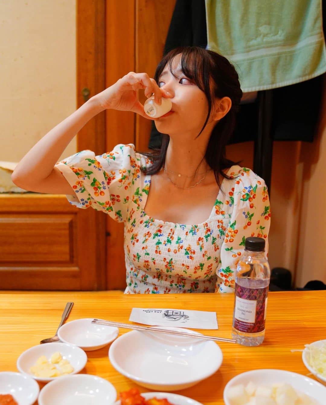 桃乃木かなさんのインスタグラム写真 - (桃乃木かなInstagram)「土俗村🍲  有名なサムゲタン屋さんに連れてきて頂きました！ 最初に高麗人参のエキスがたっぷりのスープを一気飲みして身体を温めるらしいのですが凄く苦かった〜😂 サムゲタンもチキンもアツアツでしたが優しい味で美味しかったです🙏」6月25日 16時02分 - kana_momonogi