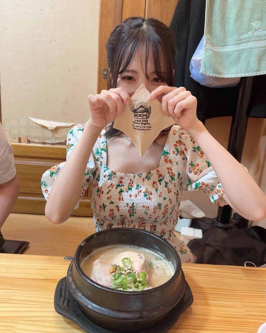 桃乃木かなさんのインスタグラム写真 - (桃乃木かなInstagram)「土俗村🍲  有名なサムゲタン屋さんに連れてきて頂きました！ 最初に高麗人参のエキスがたっぷりのスープを一気飲みして身体を温めるらしいのですが凄く苦かった〜😂 サムゲタンもチキンもアツアツでしたが優しい味で美味しかったです🙏」6月25日 16時02分 - kana_momonogi