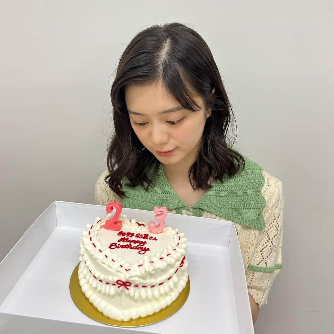 紺野彩夏さんのインスタグラム写真 - (紺野彩夏Instagram)「23歳になりました〜！ たくさんお祝いしていただいてありがとうございます🫶 そして、いつも応援ありがとうございます！ 23歳も頑張ります☺︎ そして、現場でお祝いしていただいたのでその時の写真とともに、、、！ こちらの情報解禁はもう少しお待ちください☺︎」6月25日 16時55分 - ayaka_konno_official