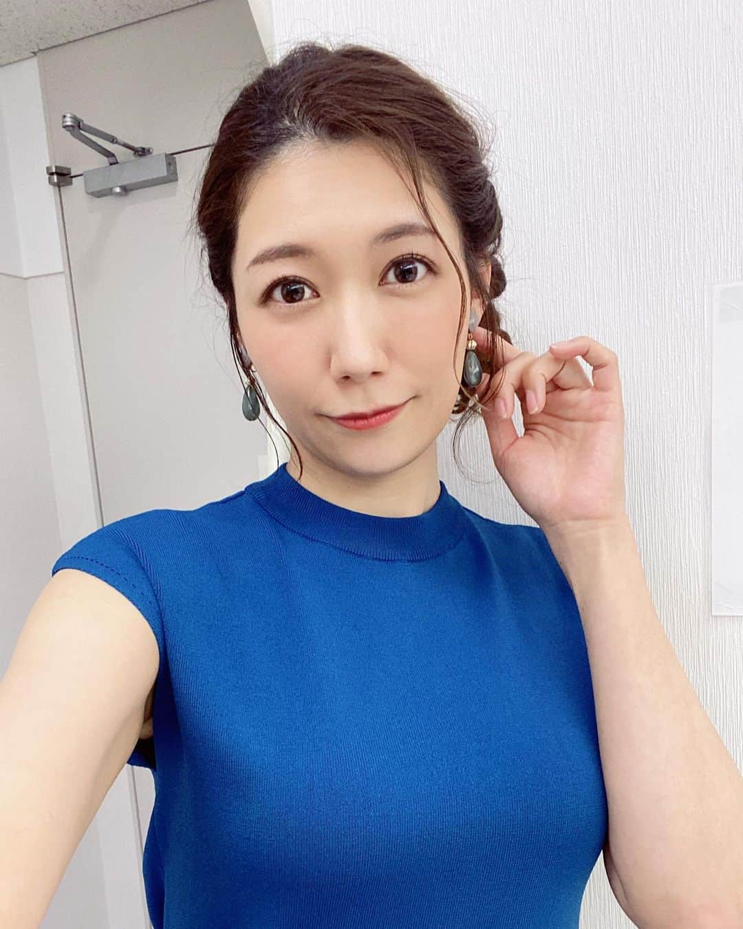 穂川果音さんのインスタグラム写真 - (穂川果音Instagram)「hairstyle  サイド団子ヘアです😊  earring→ @e_l.byloretta  #ヘアスタイル　#ヘアアレンジ　#hairstyle #hairarrange #サイド寄せ　#大人めアレンジ　#アベプラ　#abema #サイドアップ　#イヤリング　#earrings #サイドアレンジ　#アップヘア」6月25日 17時11分 - hokawakanonn