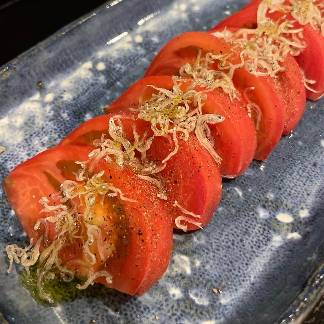 水野真紀さんのインスタグラム写真 - (水野真紀Instagram)「切って並べて散らして振って振りかけました🍅🐟🫒  京都の完熟もぎトマト🍅 毎年この時期に取り寄せています。 完熟もぎ🍅は旨味が深いというか、果肉が滑らかで味が良いと感じています。  トマト切って、お皿に並べて、ちりめん散らして、粗挽き胡椒振って、オリーブオイルを振りかけました。 3分クッキング⁉️  #三代目倉田農場 #完熟もぎトマト」6月25日 19時31分 - maki_mizuno_official