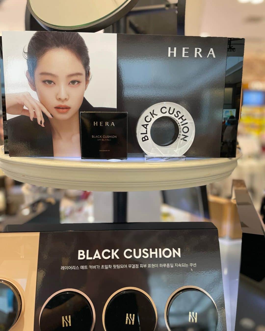 Aoiさんのインスタグラム写真 - (AoiInstagram)「最近のコスメ事情💄  ずっと気になっていた韓国コスメブランドのHERAが コスメショップの「フルーツギャザリング」でPOPUP開催すると聞きつけて 実際に試してみたいから早速エキュート品川店へ❗️  色んなコスメが気になったけど 何より気になったクッションファンデを タッチアップして頂いて あまりの透明感と軽さ、そして美しいすっぴん肌のような質感に惚れ惚れしてしまい、その場で即ゲットしました♡ 2枚目の写真がノーマル無加工なお肌です！(鏡越しですが🥹)  私が選択したカラーは「バニラ」♡ 期間限定ショップなので、これを機にHERA気になってる人は行ってみてね❣️ エキュート品川店は駅ナカなので、通勤や移動中にさくっと立ち寄れるよ😊 POP UP期間は6月1日〜6月30日までです🌻  #HERA#ヘラ#韓国コスメ#韓国メイク#エキュート品川#フルーツギャザリング#クッションファンデ#ベースメイク #メイク#メイク好きさんと繋がりたい #メイク好き #新作コスメ#コスメ #新商品」6月25日 20時44分 - aoioa