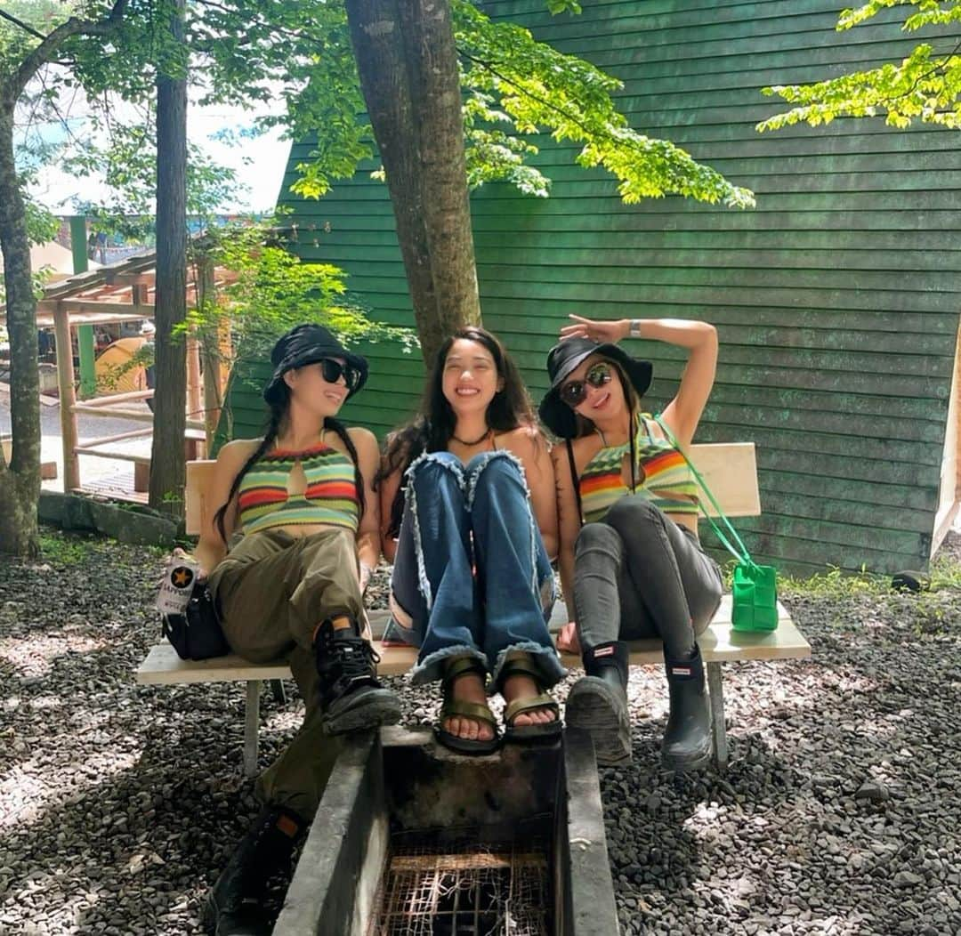 あやか（石山彩花）さんのインスタグラム写真 - (あやか（石山彩花）Instagram)「RAVE🏕🌈☀️  3人でお揃いのTOPSは @selectshoplatina  めちゃかわすぎるからこの夏愛用する🥺🥰  この二日間幸せで笑顔に溢れていた♡  #gal #camp #rave #tops #🏕」6月25日 21時12分 - ayakateen821