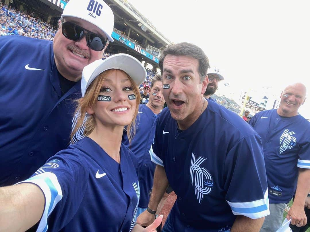 キャサリン・マクナマラさんのインスタグラム写真 - (キャサリン・マクナマラInstagram)「#BigSlickKC hit it out of the park last night - so did @kcroyals ! 💙🥎 Nothing but #seriousfun and games with these folks! @bigslickkc @childrensmercy #slickhappens #paulrudd #jasonsudeikis @davidkoechner @robriggle @ericstonestreet The live auction ends TONIGHT - go to bigslickkc.org to check out all the incredible items up for grabs - including an cast signed  #Shadowhunters season finale script or even lunch with me all to support #ChildrensMercy 💙」6月25日 21時47分 - kat.mcnamara