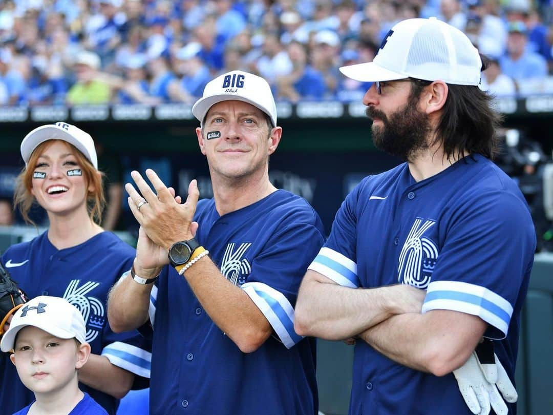 キャサリン・マクナマラさんのインスタグラム写真 - (キャサリン・マクナマラInstagram)「#BigSlickKC hit it out of the park last night - so did @kcroyals ! 💙🥎 Nothing but #seriousfun and games with these folks! @bigslickkc @childrensmercy #slickhappens #paulrudd #jasonsudeikis @davidkoechner @robriggle @ericstonestreet The live auction ends TONIGHT - go to bigslickkc.org to check out all the incredible items up for grabs - including an cast signed  #Shadowhunters season finale script or even lunch with me all to support #ChildrensMercy 💙」6月25日 21時47分 - kat.mcnamara